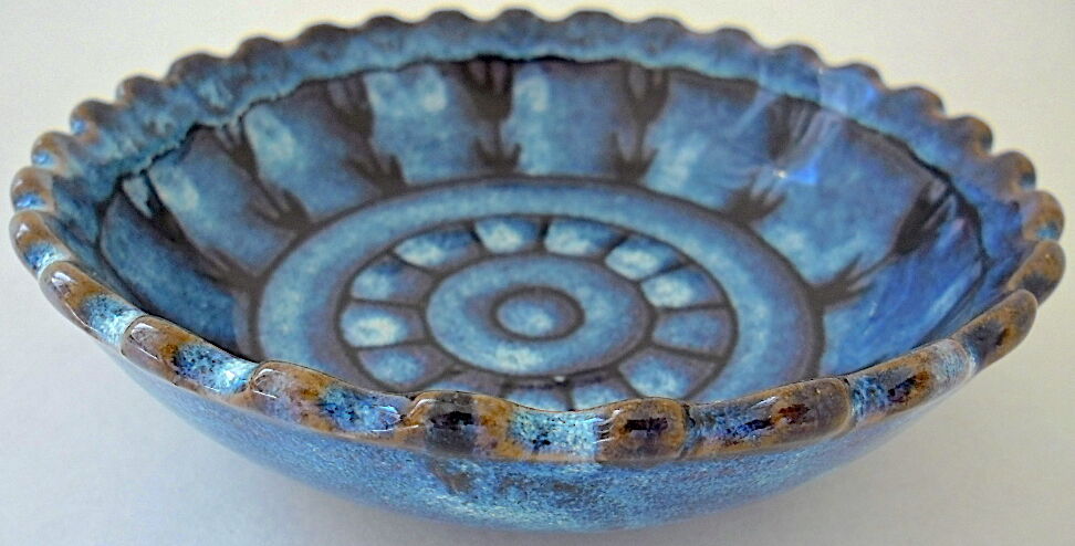 Cut or pocket in polychrome varnished sandstone with a blue and floral decoration