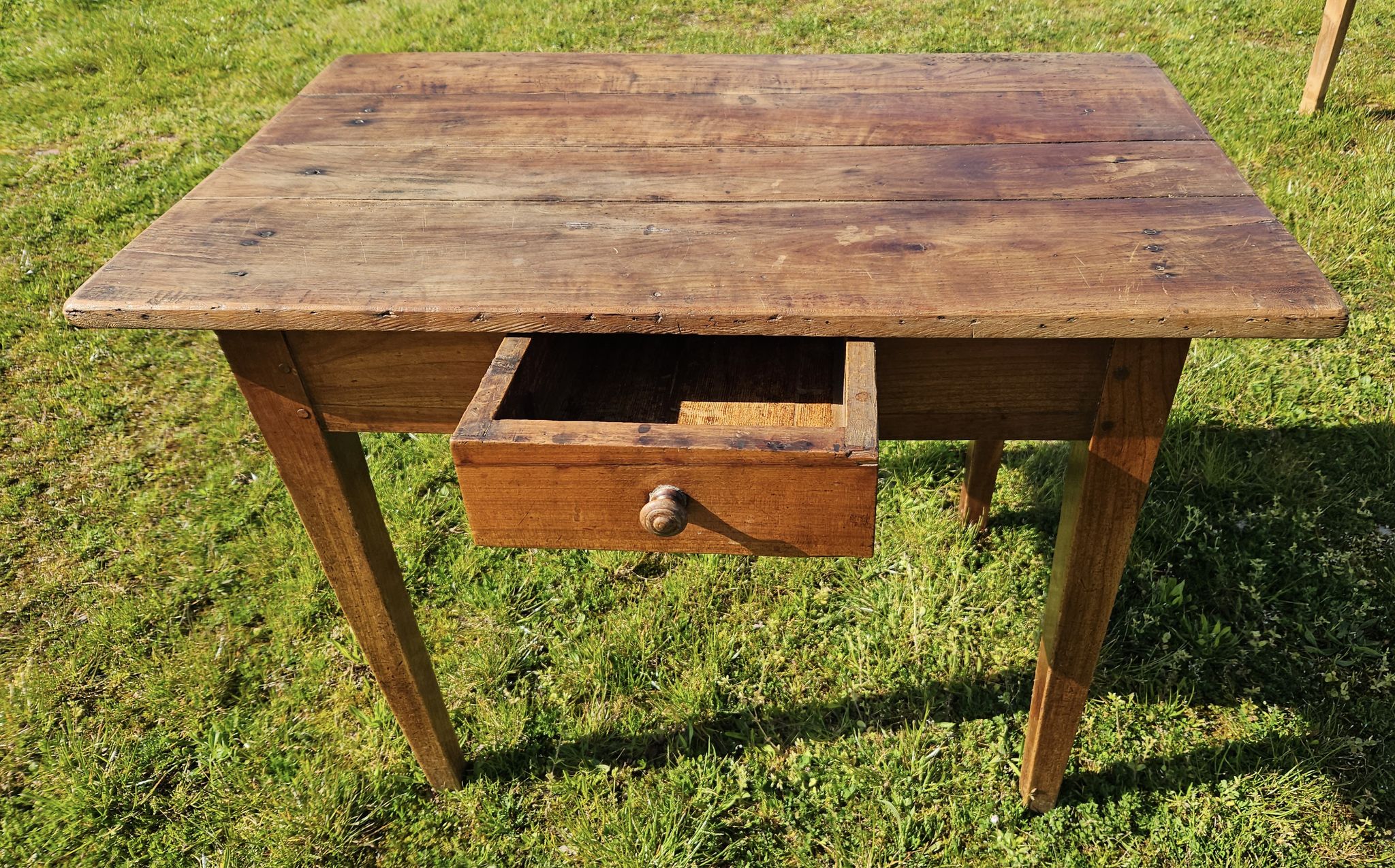 Table en bois avec un tiroir