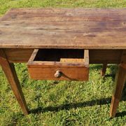 Table en bois avec un tiroir