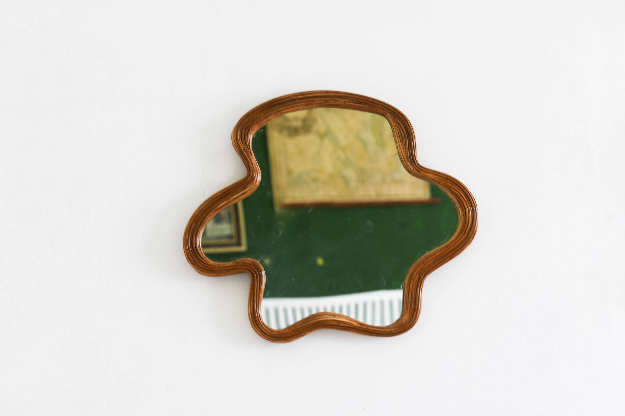 Miroir en osier de forme oranique