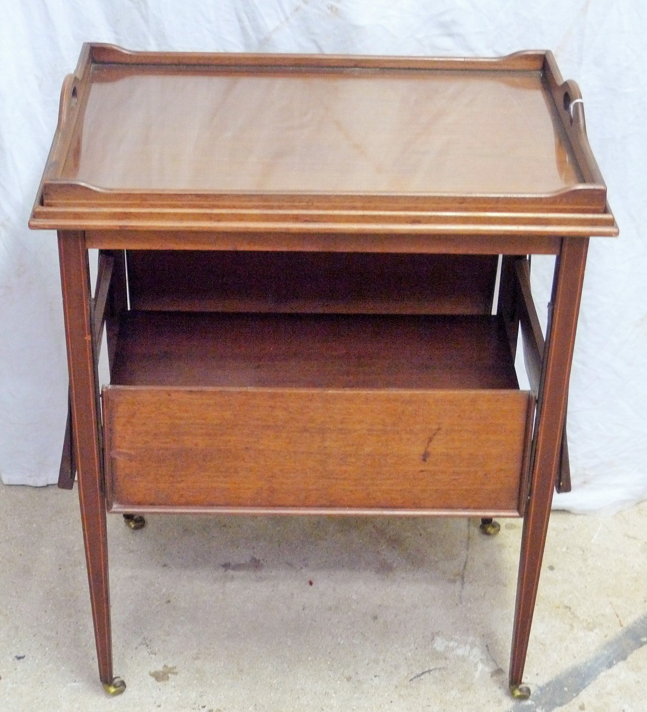 Rolling tea table with its glass tray
