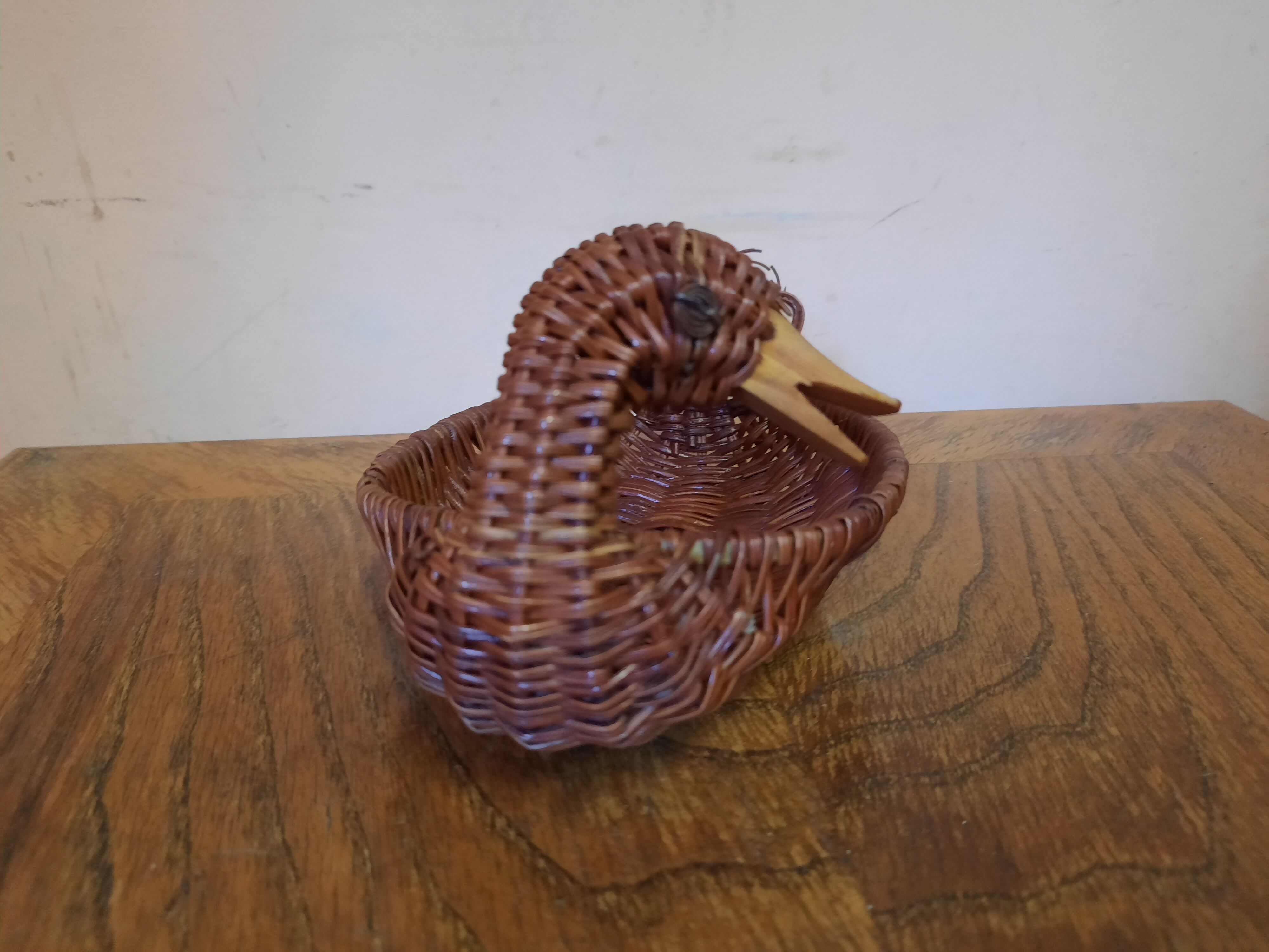 Duck-shaped basket