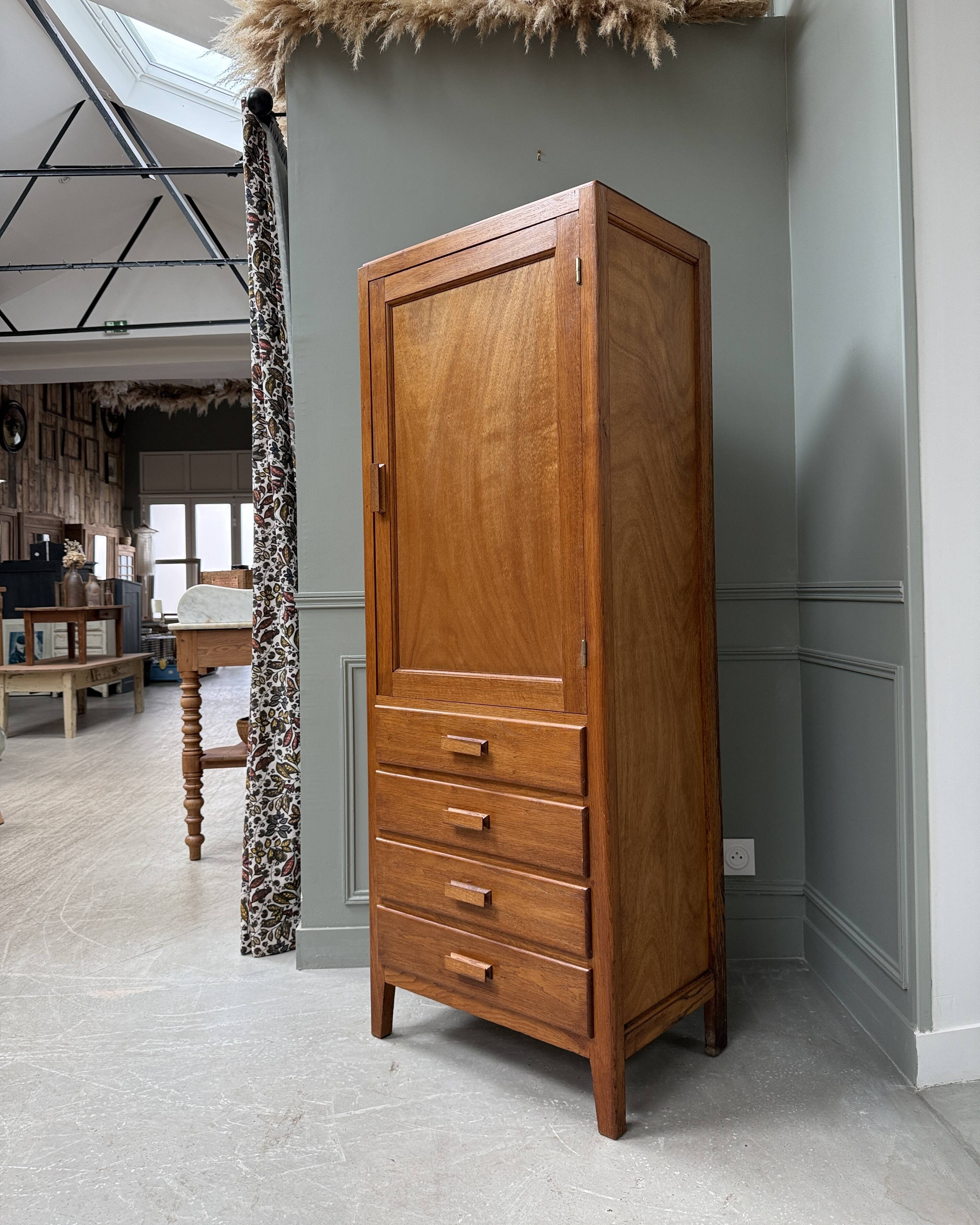 Vintage oak bonnetière