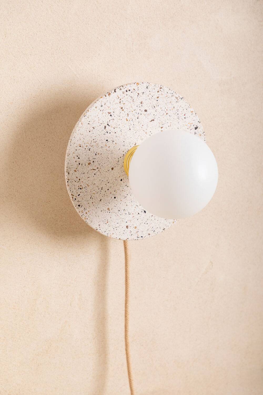 Alba wall light in white concrete