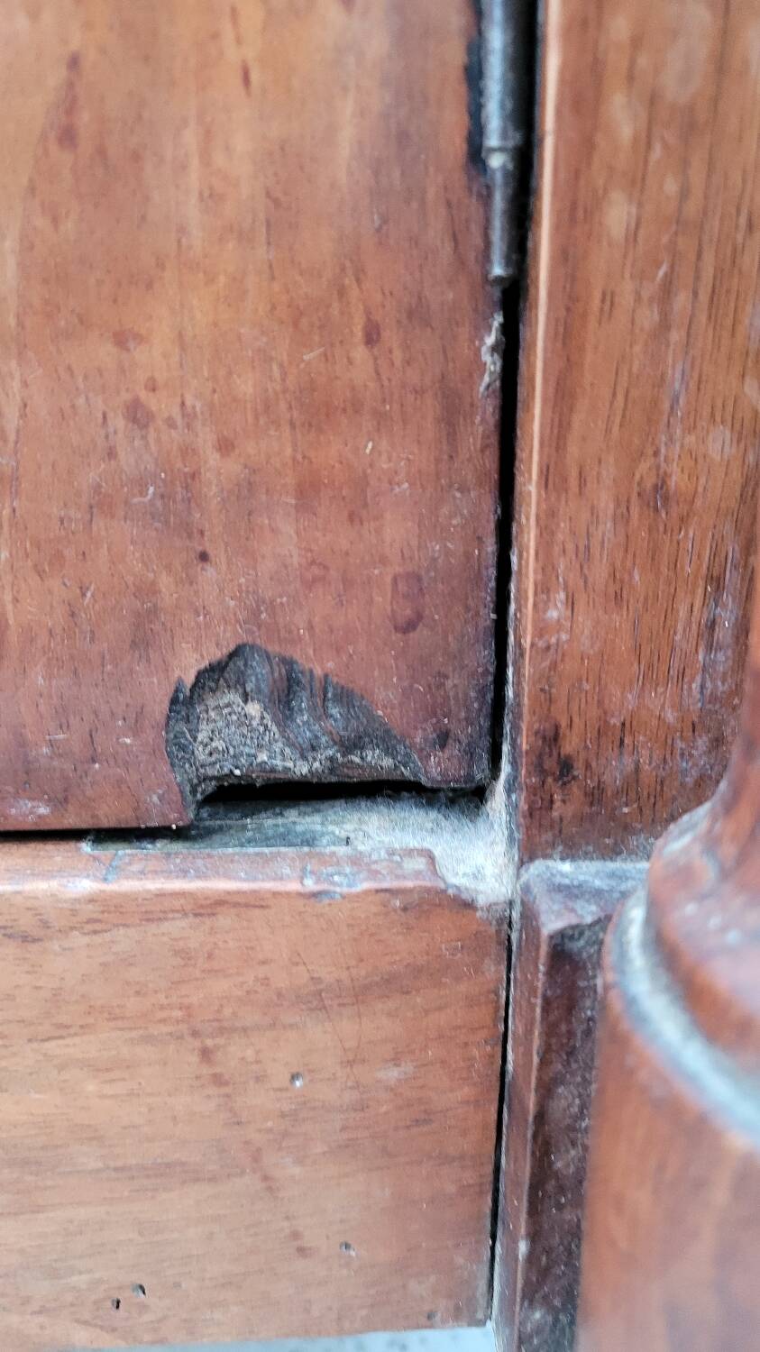 Chevet table de nuit Empire à colonnes Détachées en noyer 19ème