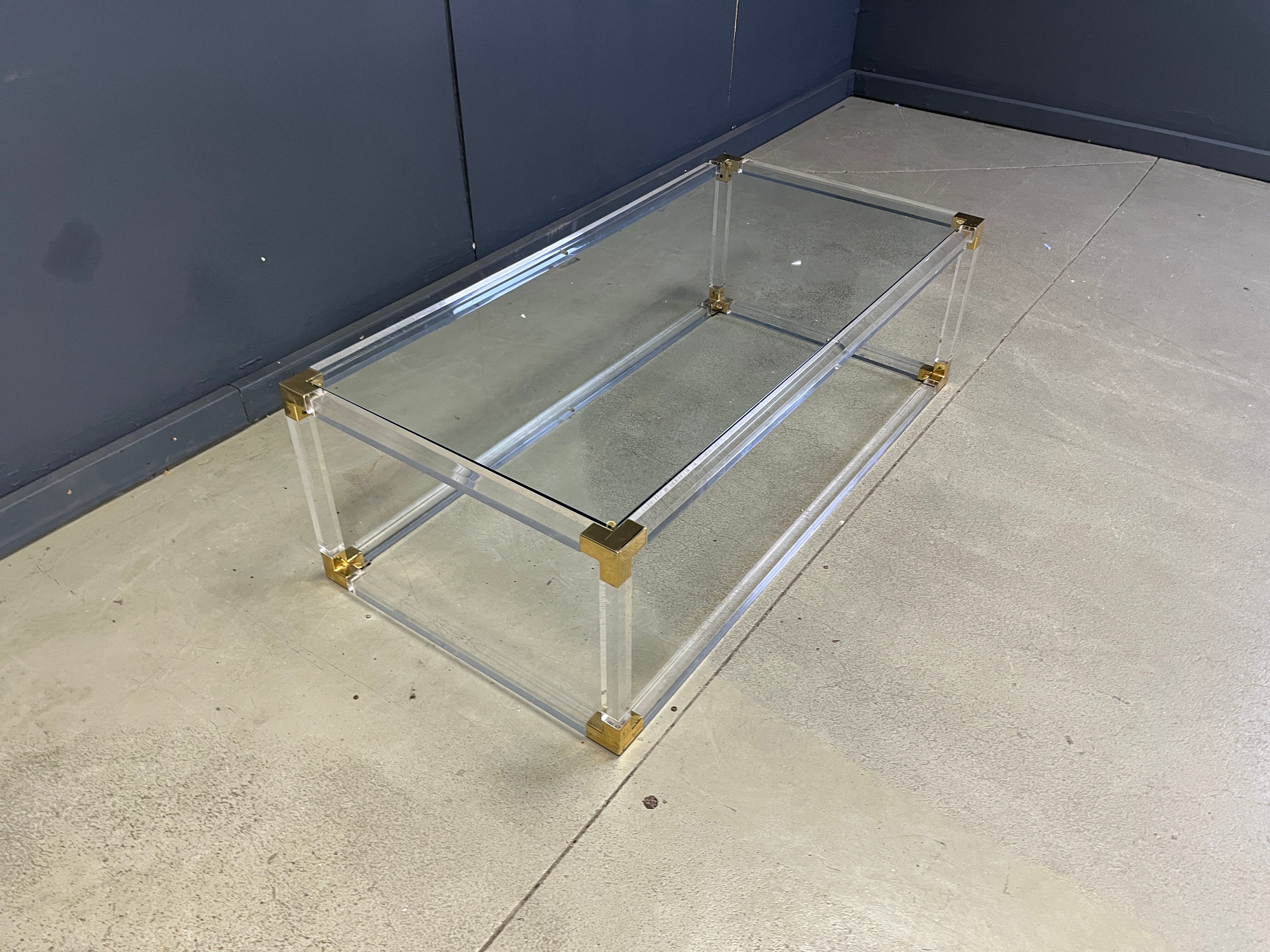 Table basse en laiton et lucite attribuée à Charles Hollis Jones, années 1970.