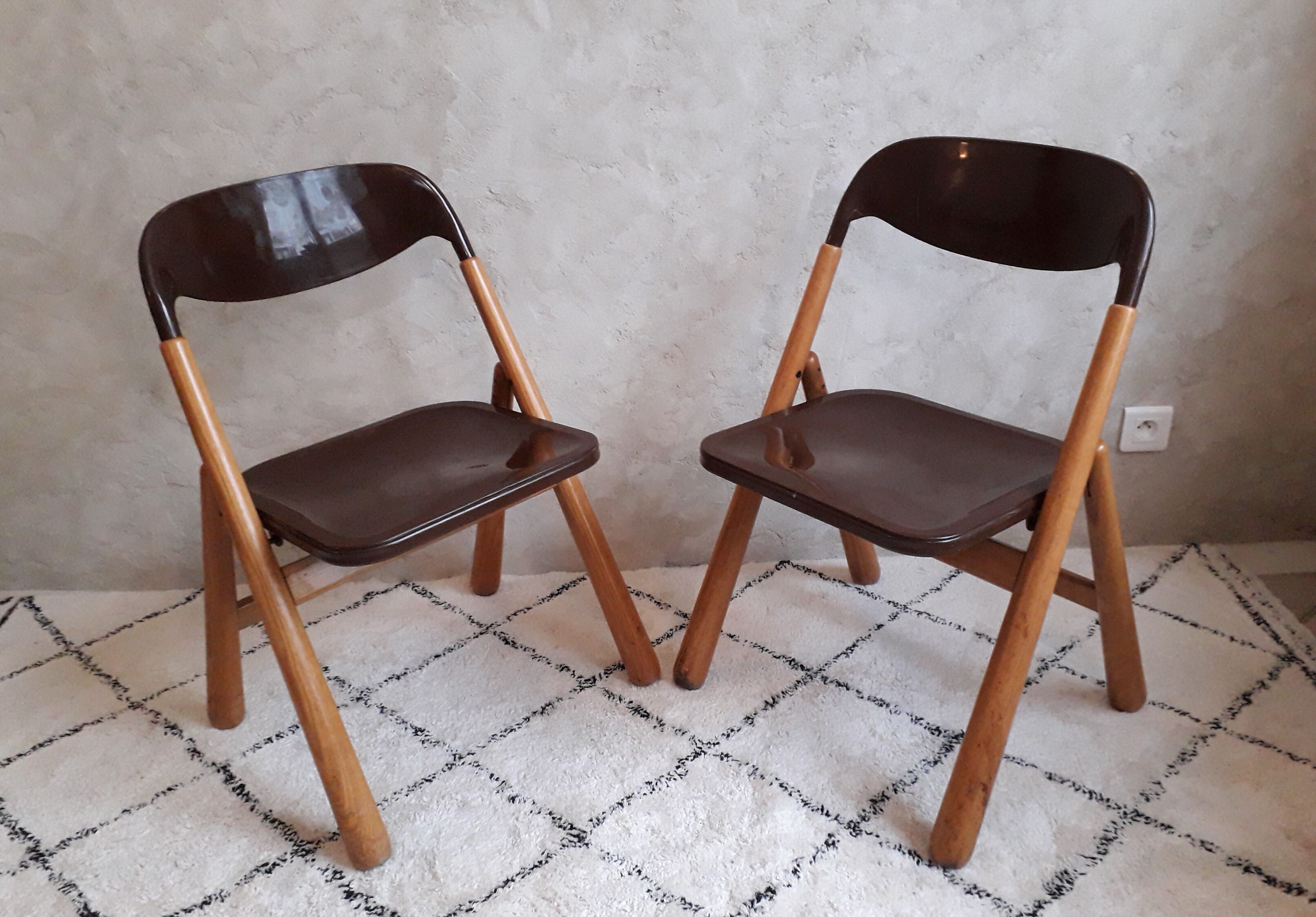 Set of two folding chairs