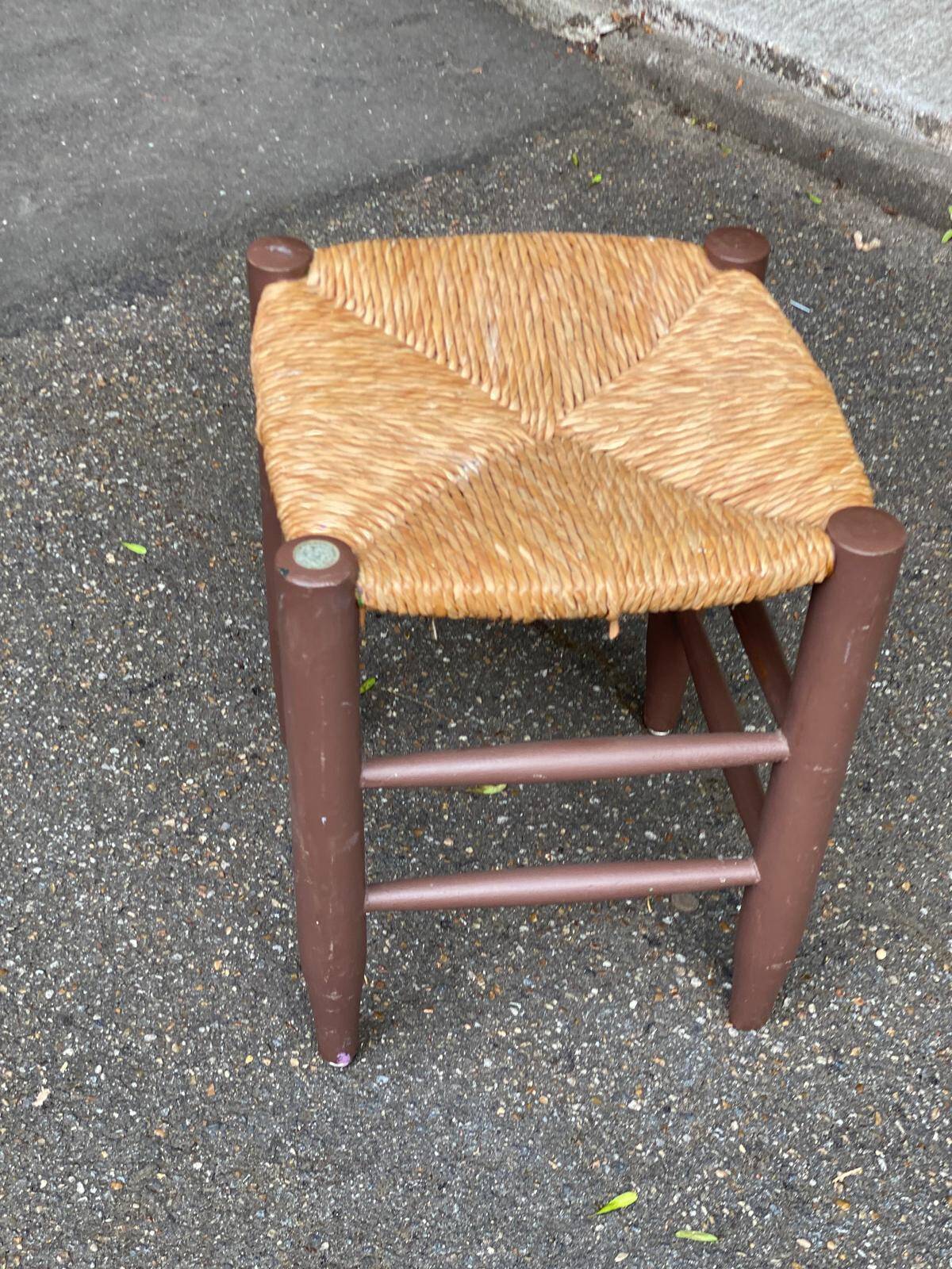 Traditional farmhouse stool in solid wood with straw seat.