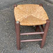 Tabouret de ferme traditionnel en bois massif paillé