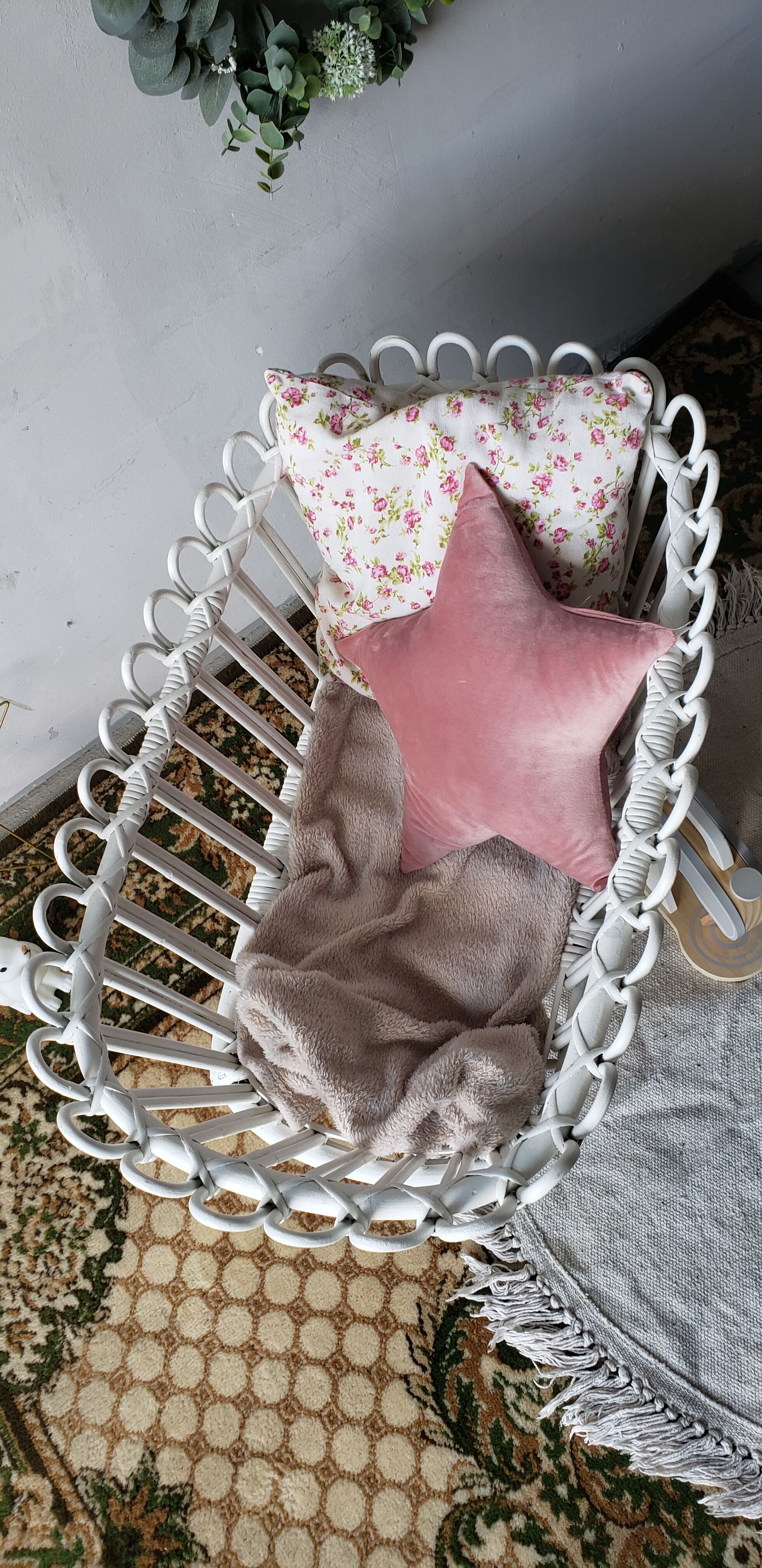 Cradle in white rattan