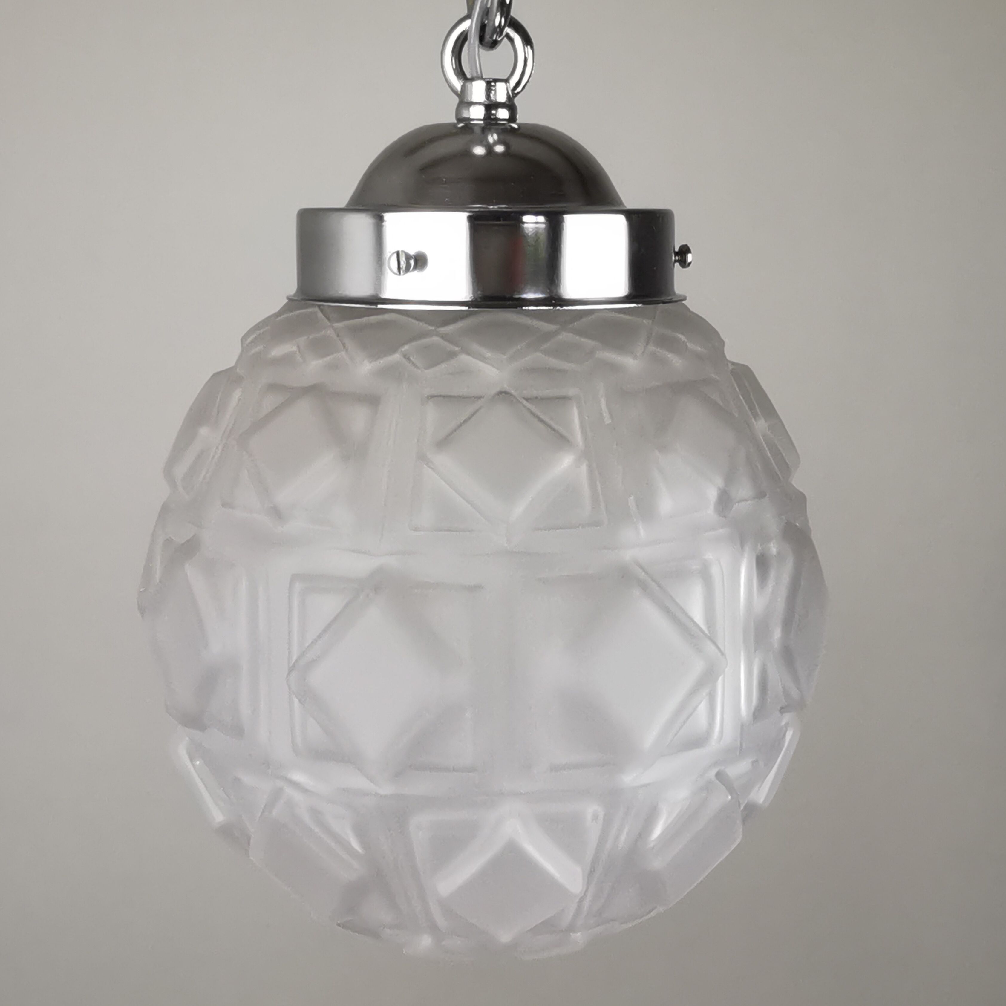 Art deco ball suspension