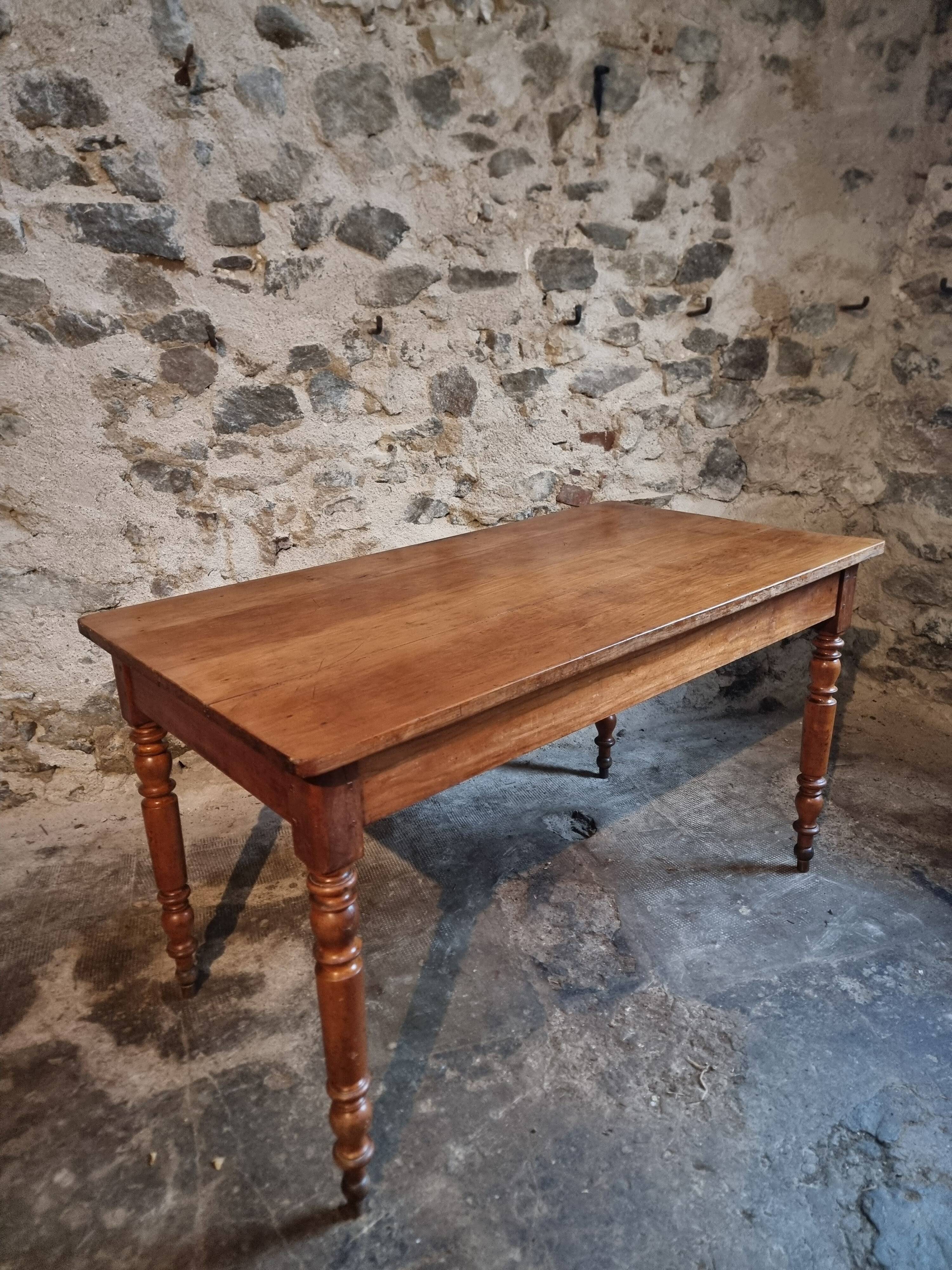 Antique dining table in French cherry wood 1900–1920 – Provincial farmhouse table