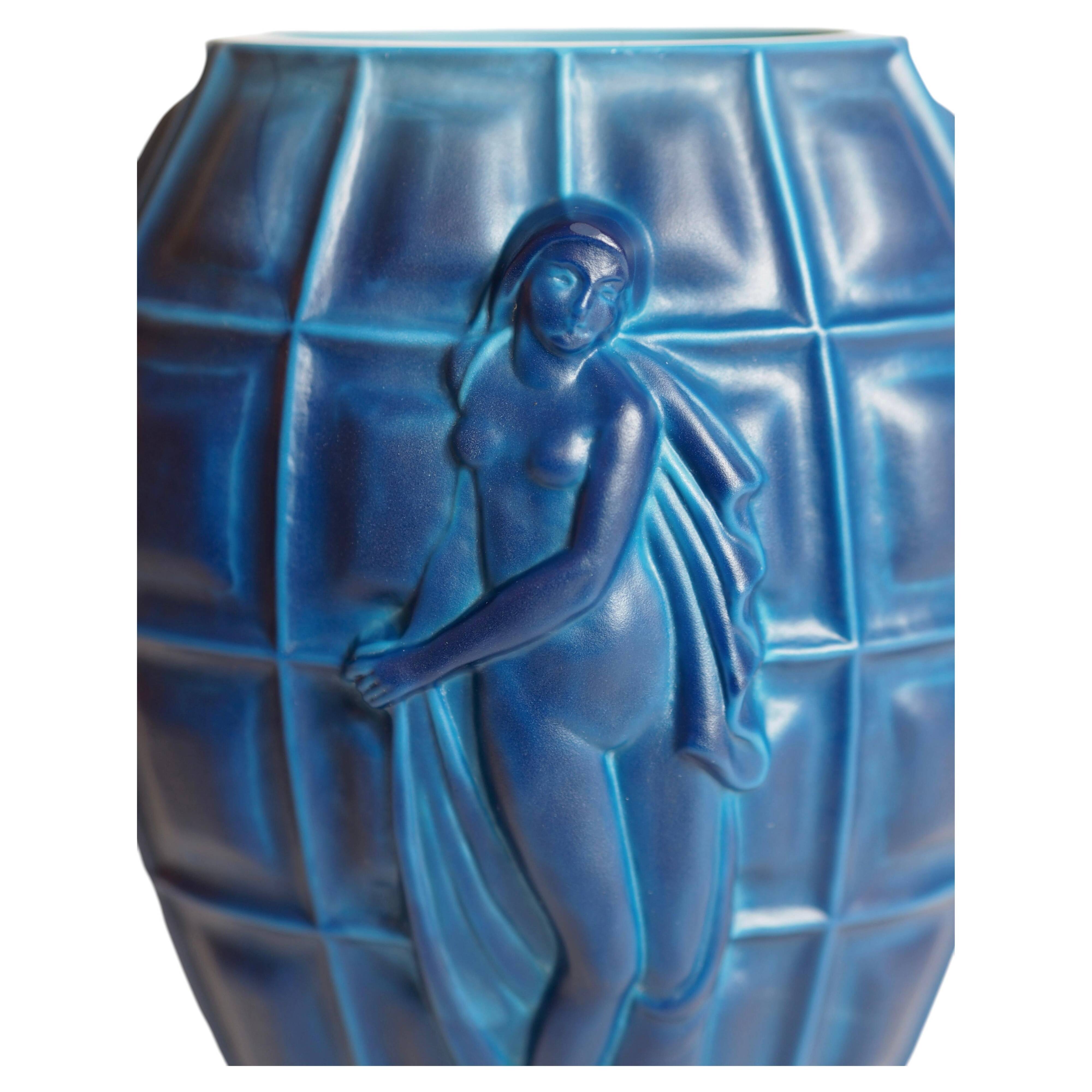 Vase Art Déco "Ingrid" en verre opaque bleu lapis par Henry Schlevogt