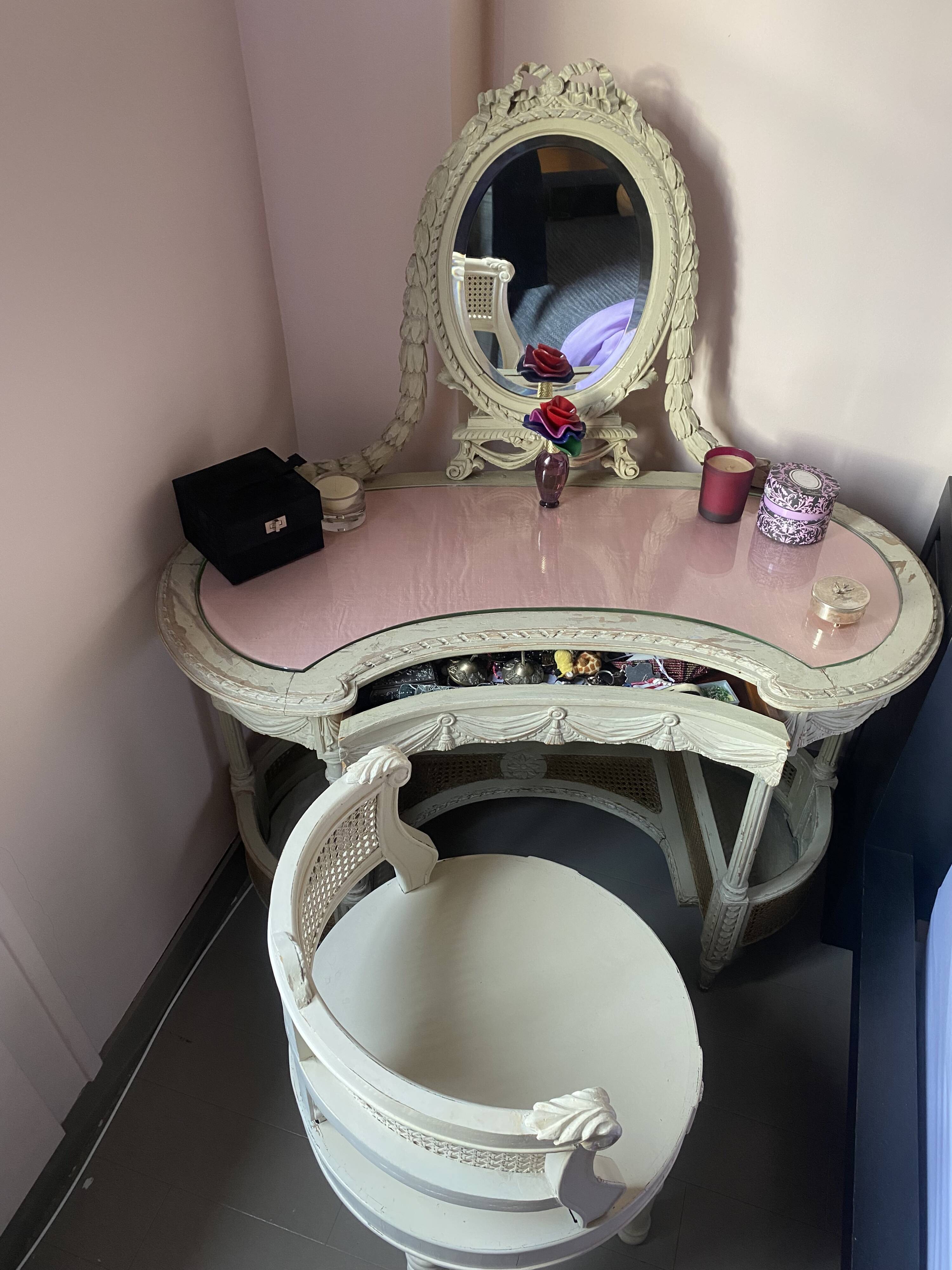 Hairdresser and her cane chair in Louis XVI style.