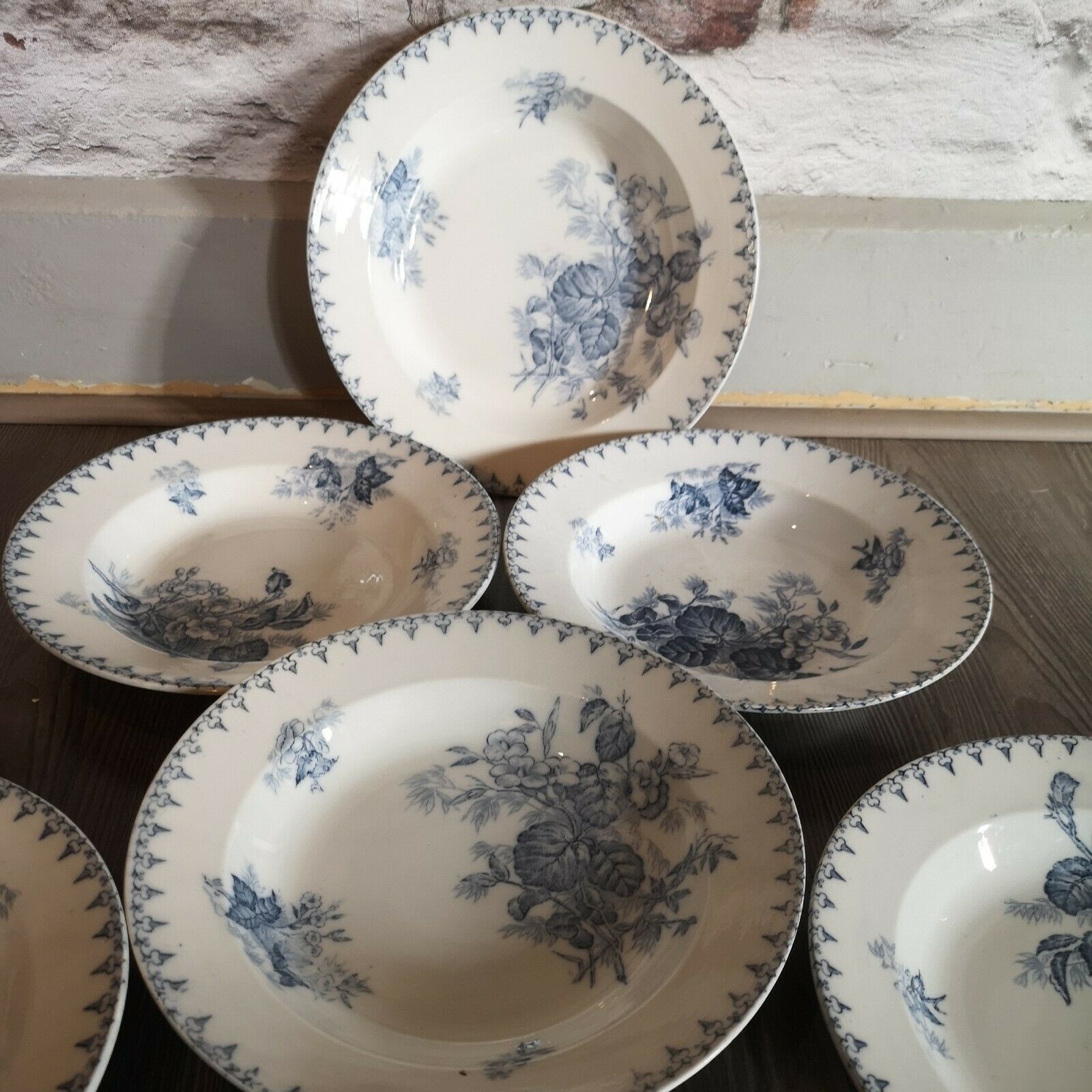 Série de 7 assiettes creuses en faïence Sarreguemines modèle Flore