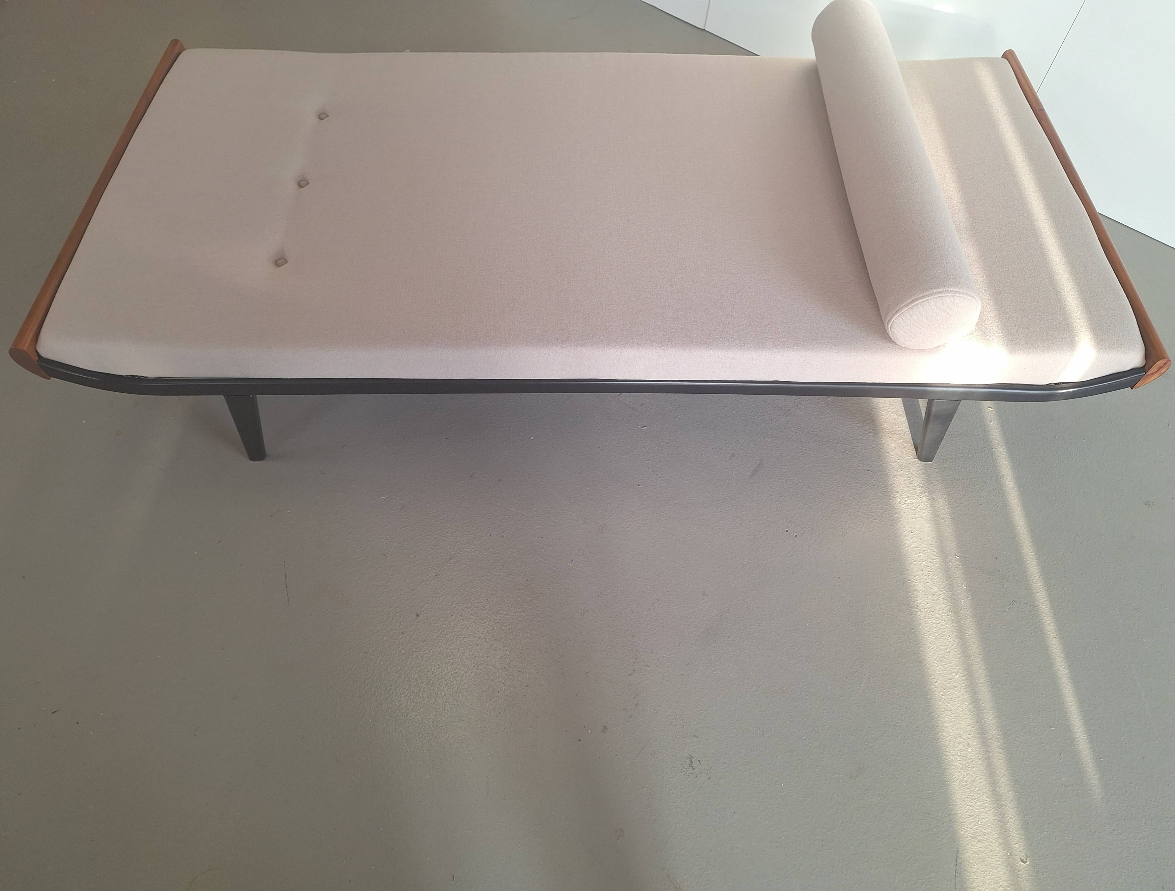 Reupholstered Mid Century Daybed Cleopatra, 1960s