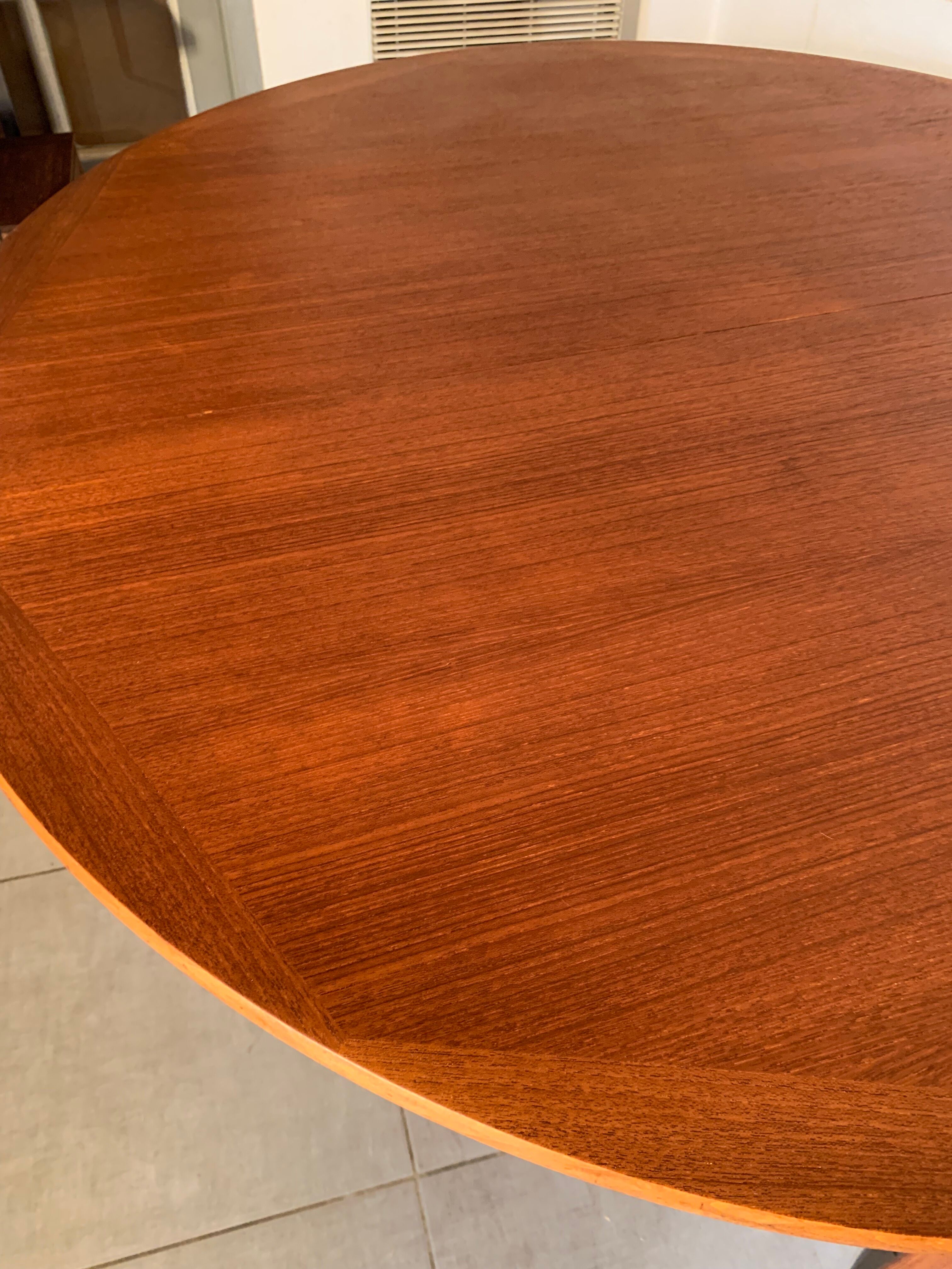 Table de repas ronde aux design scandinave en teck des années 60.