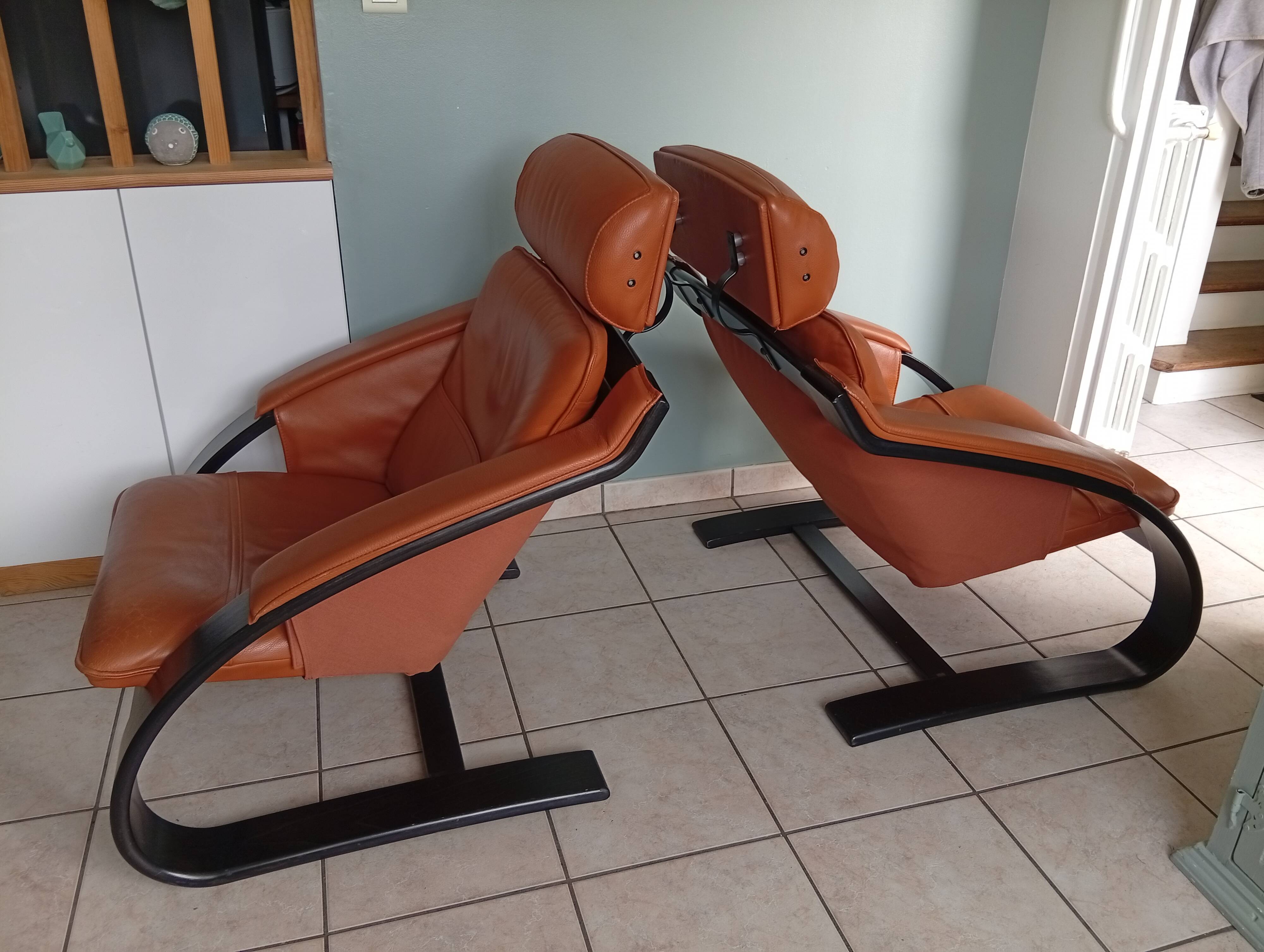 Pair of two black wooden armchairs in Scandinavian leather by Nelo Sweden, Roche Bobois