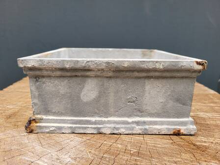 Jardinière carrée en fonte