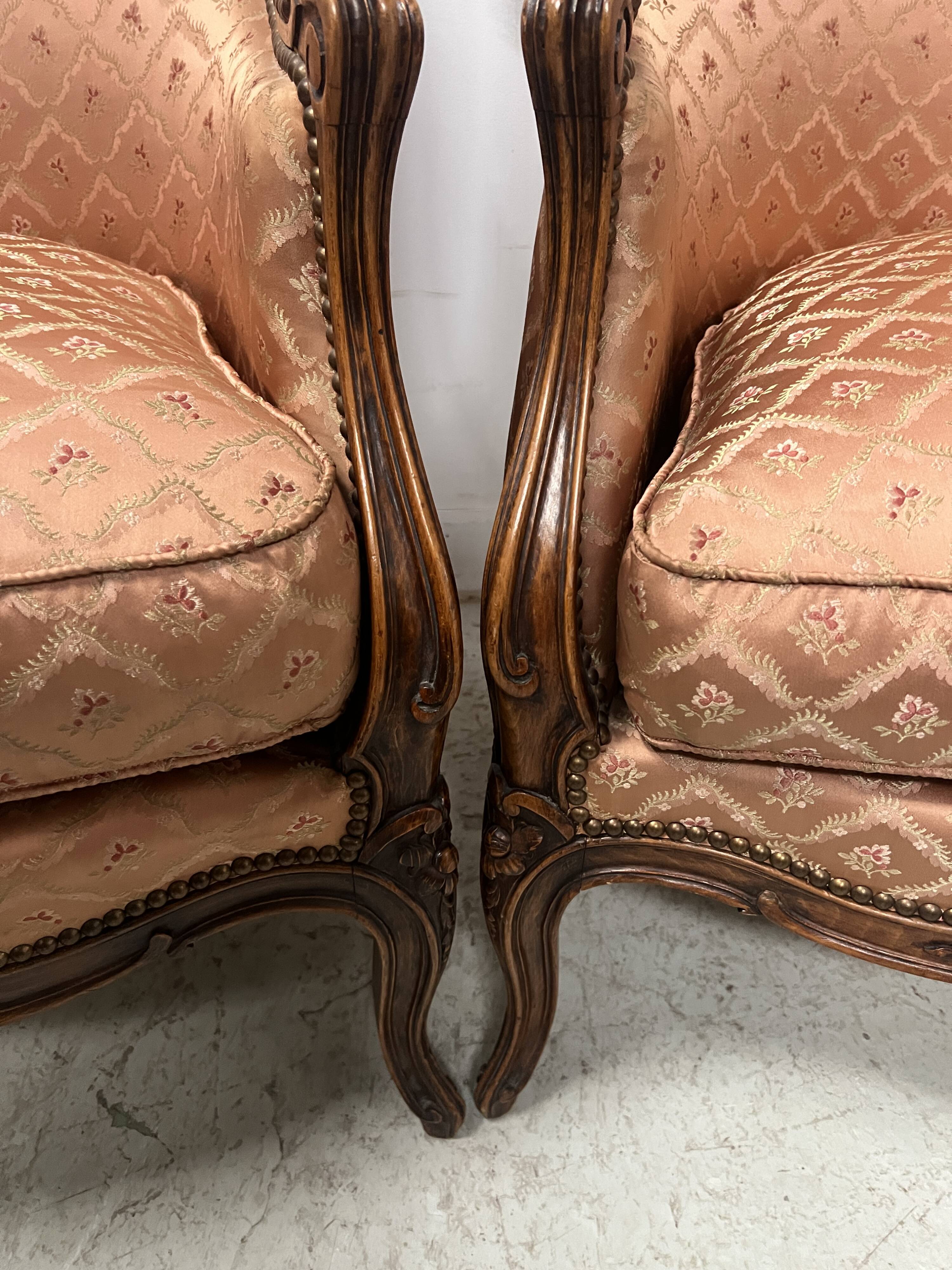 Paire de bergères de style Louis XV en bois narurel XX siècle