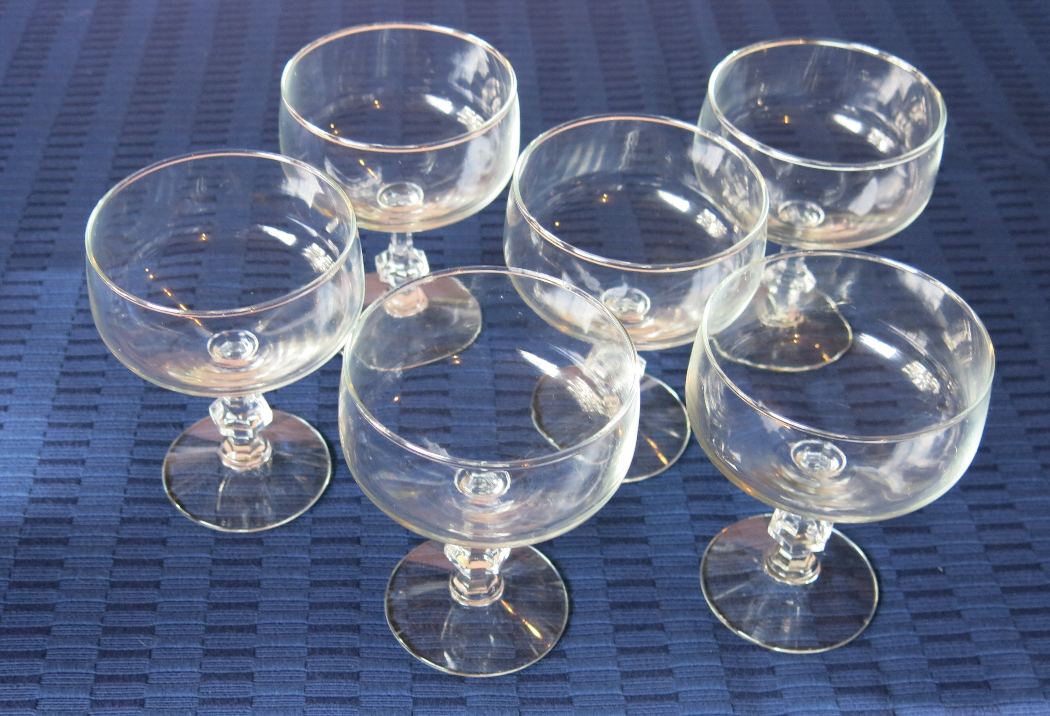6 champagne or cocktail glasses in transparent glass in very good condition.