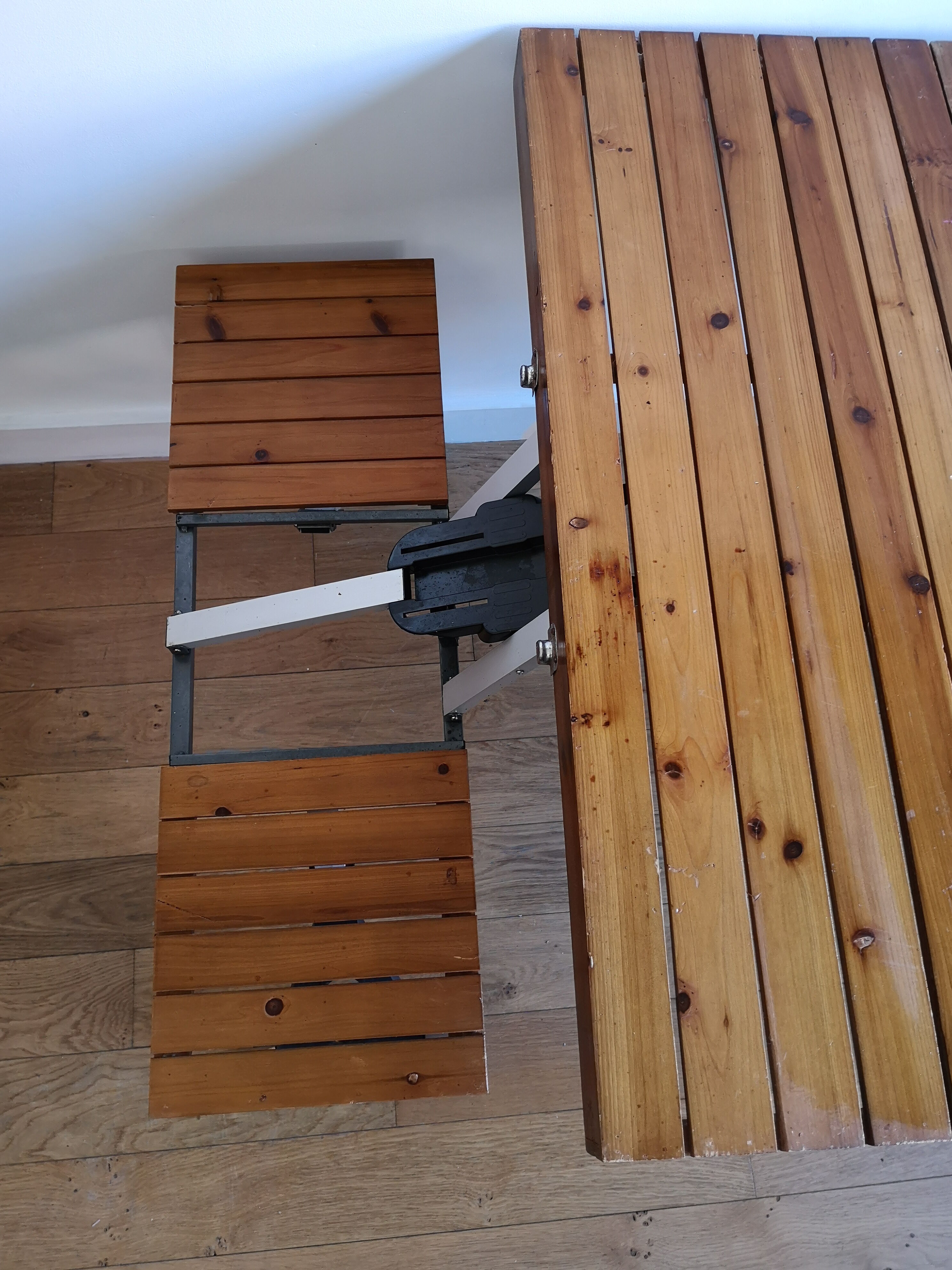 Folding wood picnic table