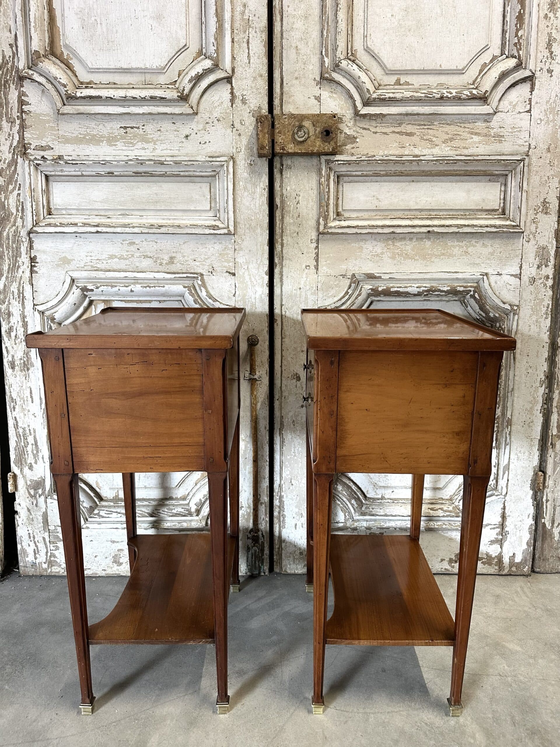 Paire de chevets de style Directoire en merisier, 20e siècle