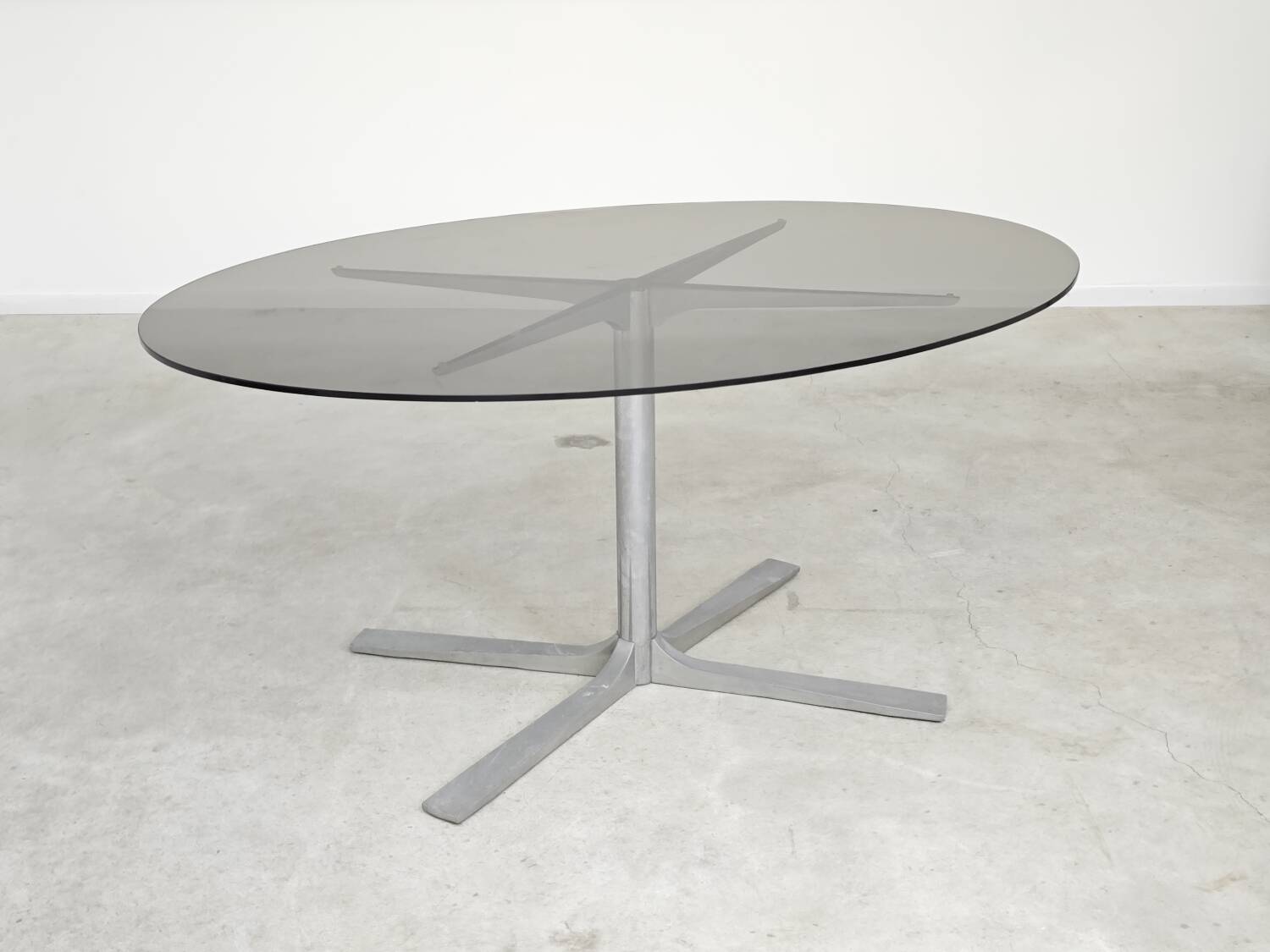 Dining table in glass, aluminum and chrome steel