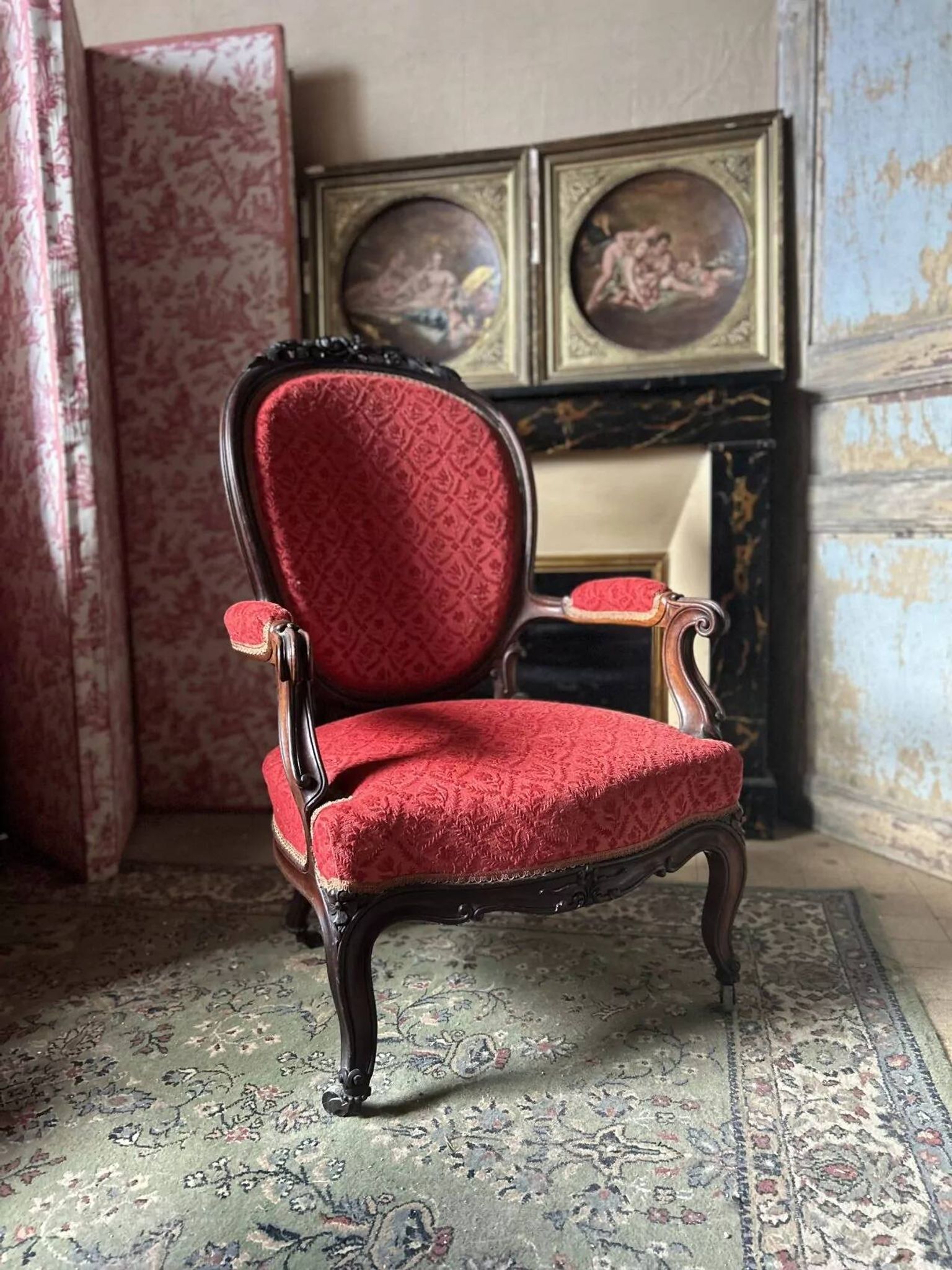 Napoleon III medallion armchair in carved wood and red velvet.