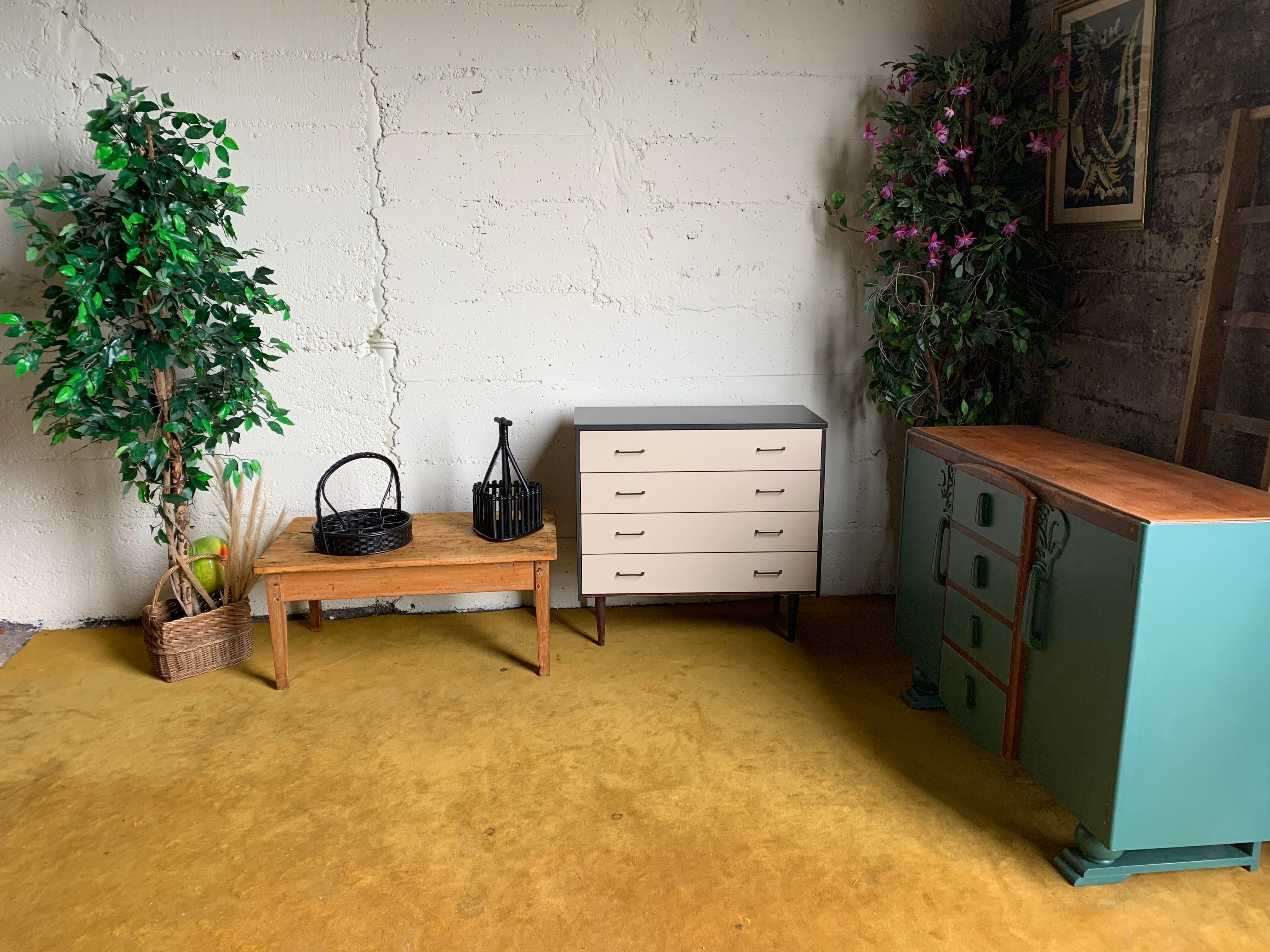 Raw tray coffee table