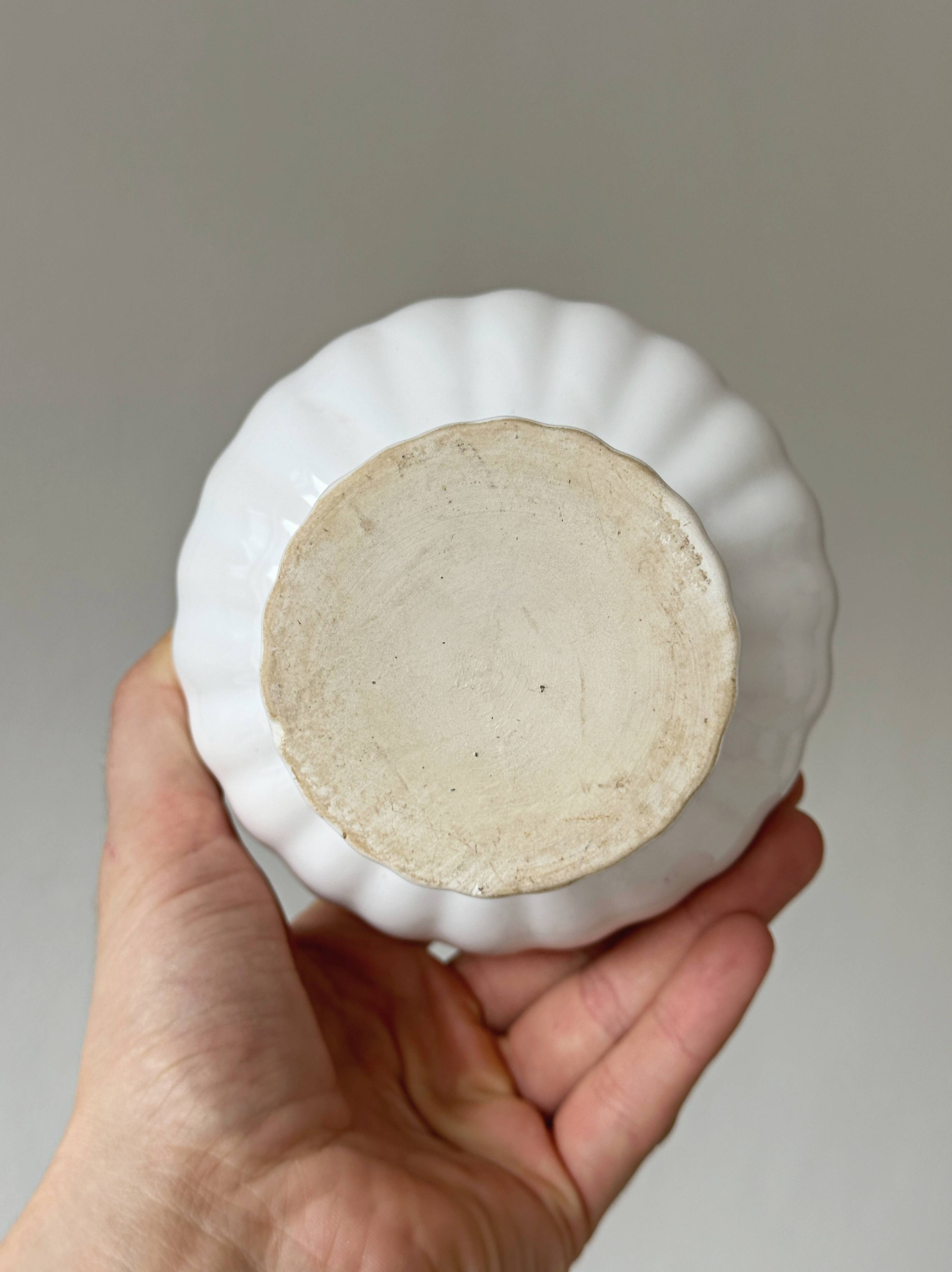 White ribbed ceramic cache-pot