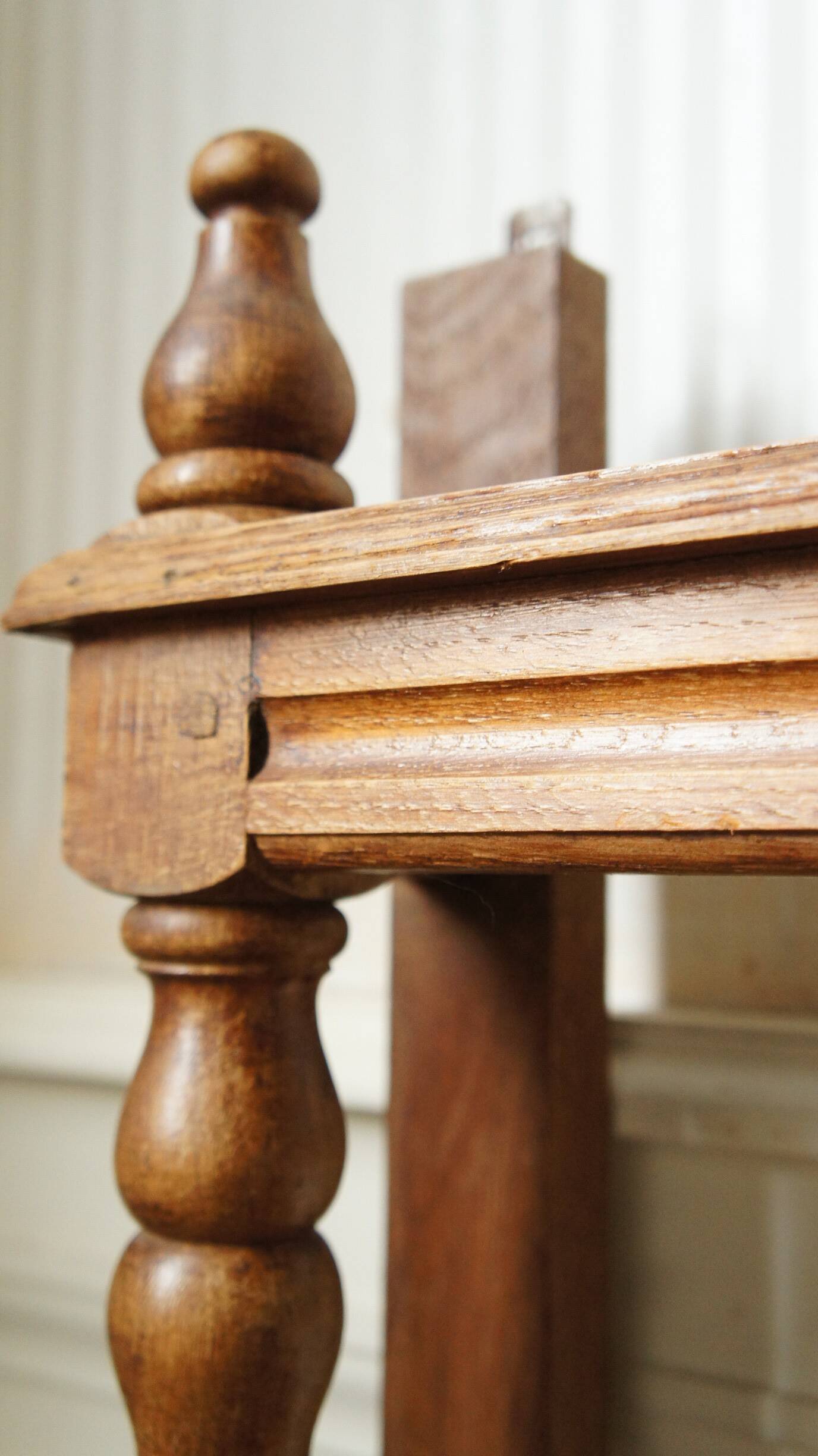 Raw solid wood shelf with 3 grooved levels