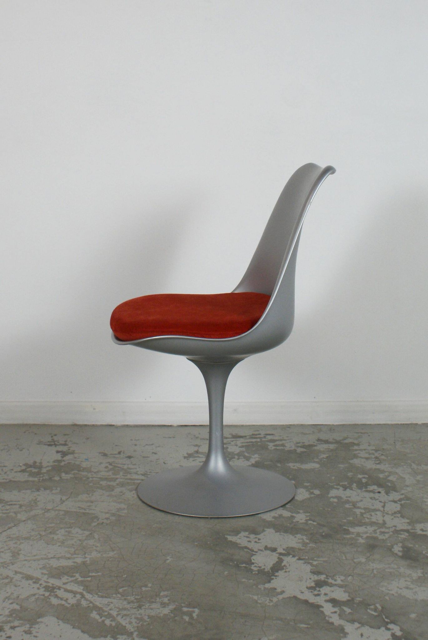 Eero Saarinen's Tulip Chairs – 50th Anniversary Edition by Knoll
