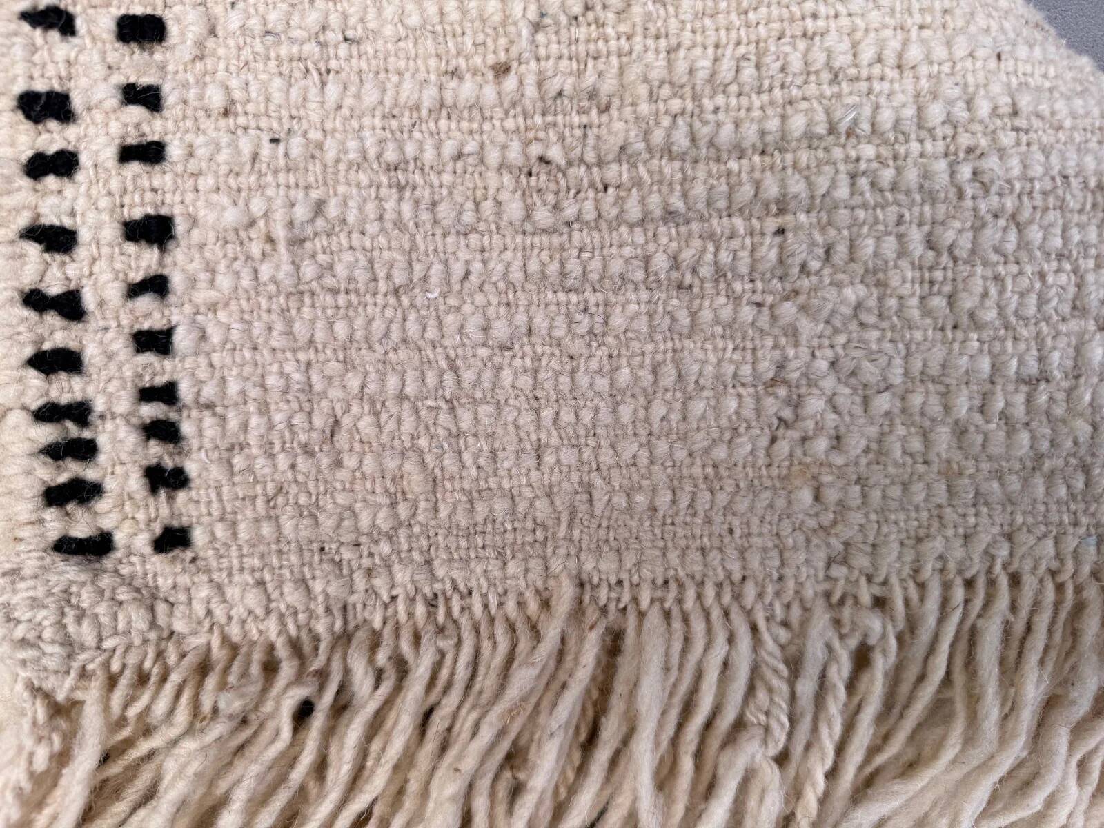 Tapis berbère marocain vintage Beni Ourain, Atlas, motif tribal, 200 x 142 cm, déstockage