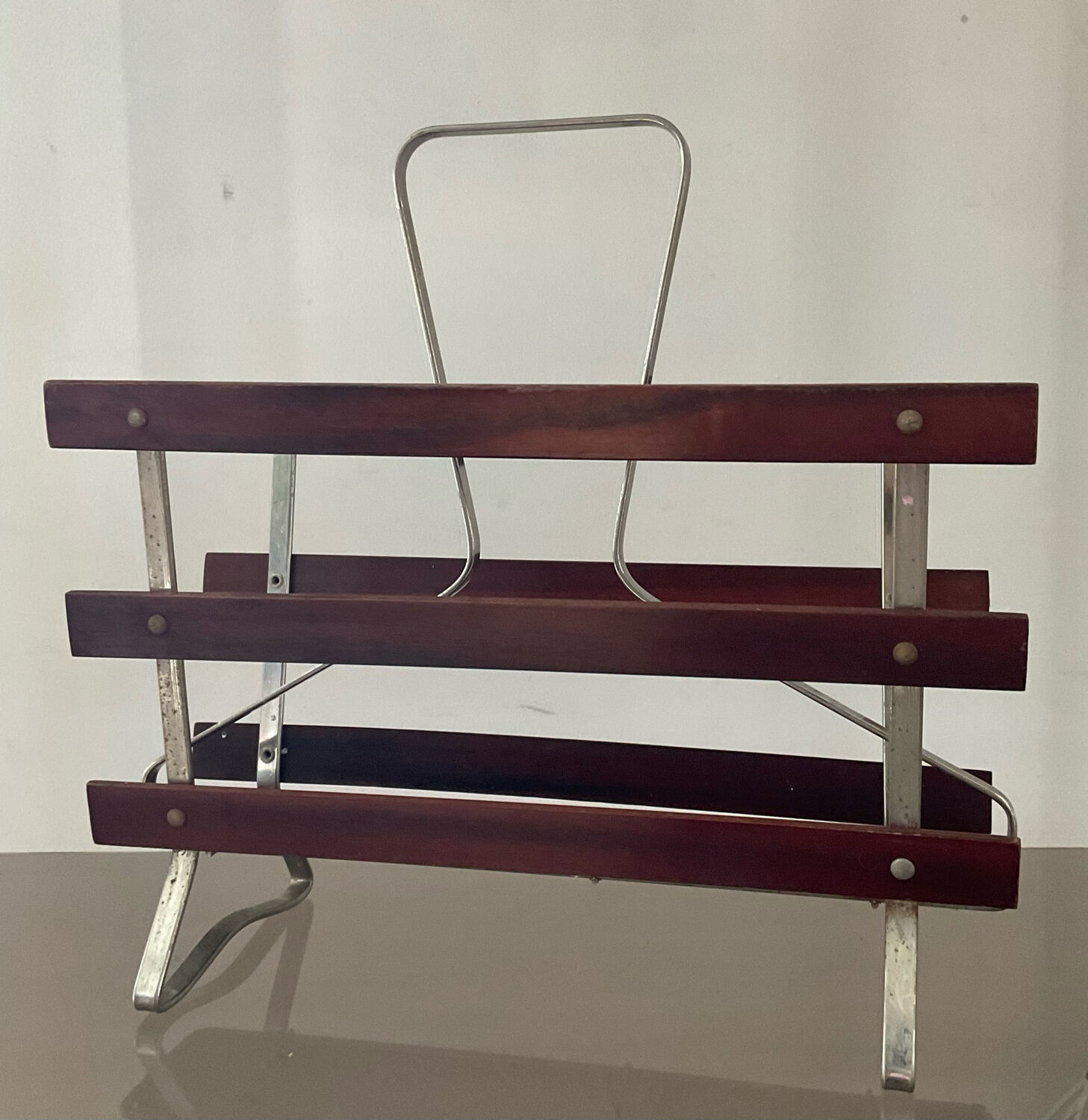 Vintage magazine rack in wood and aluminum