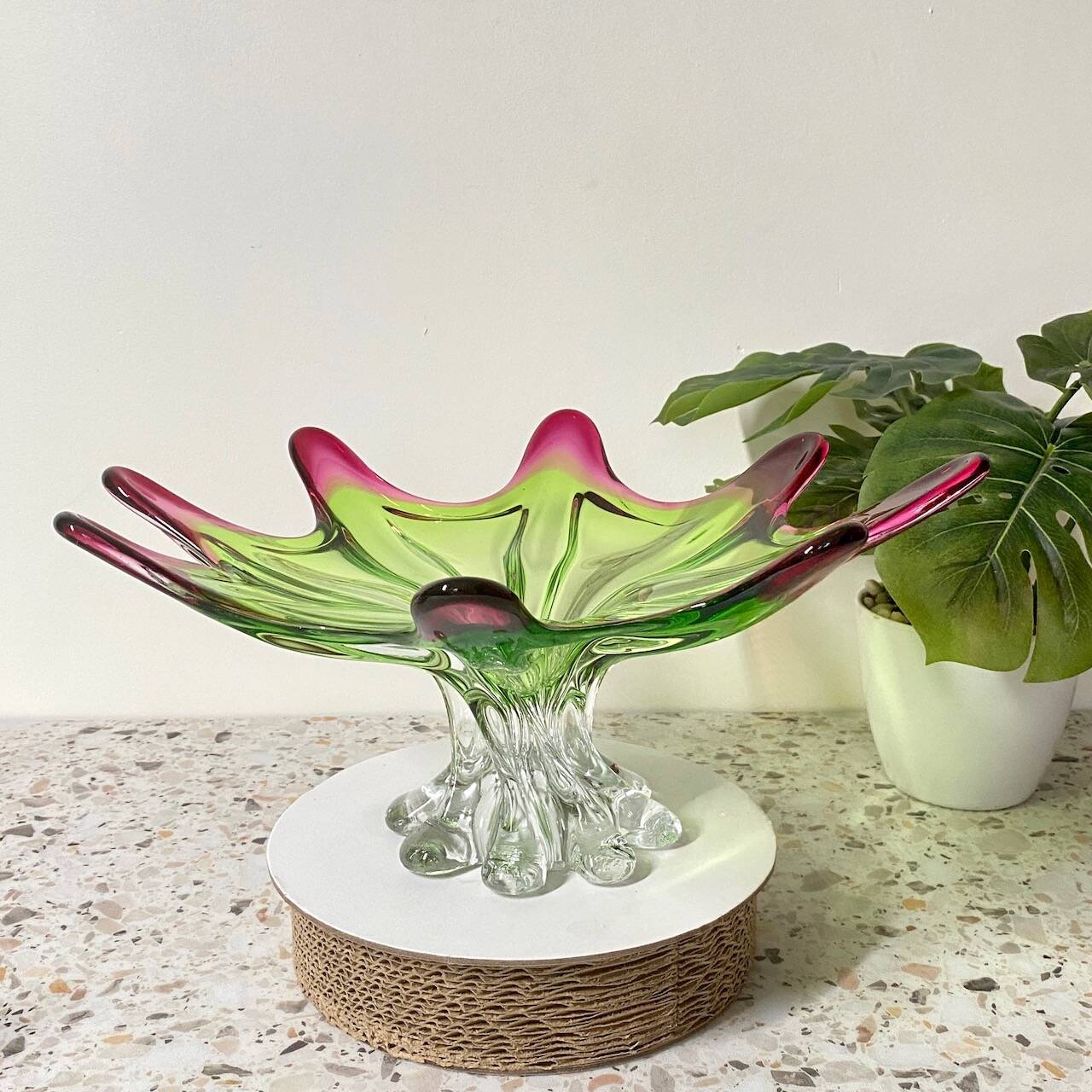 Sunburst shaped Murano centerpiece in lime green & fushsia  - Sommerso