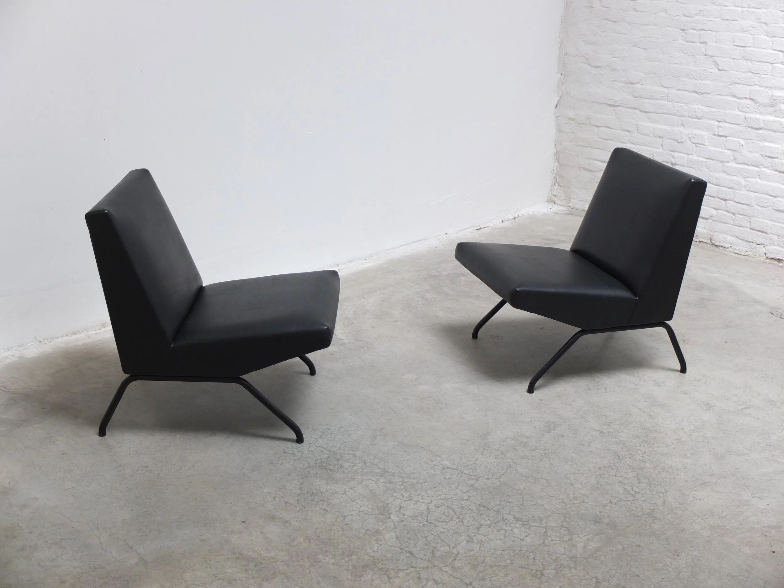 Pair of 'Visiteur' easy chairs by Pierre Guariche for Meurop, 1961