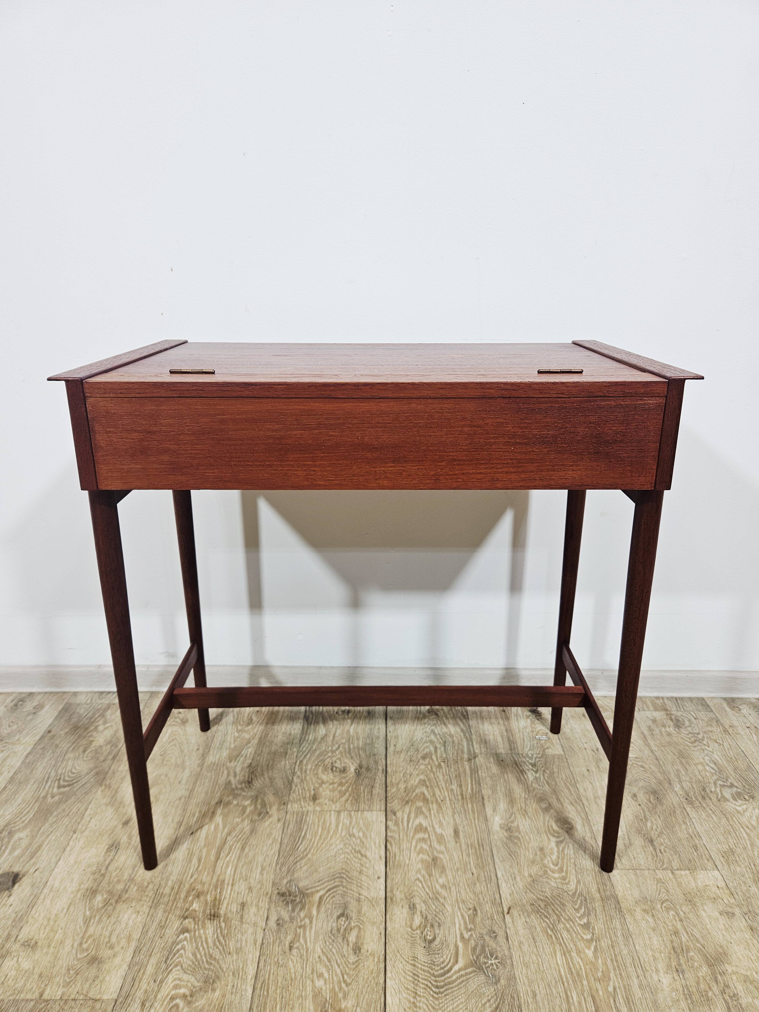 Coiffeuse en teck scandinave – Design danois des années 1960.