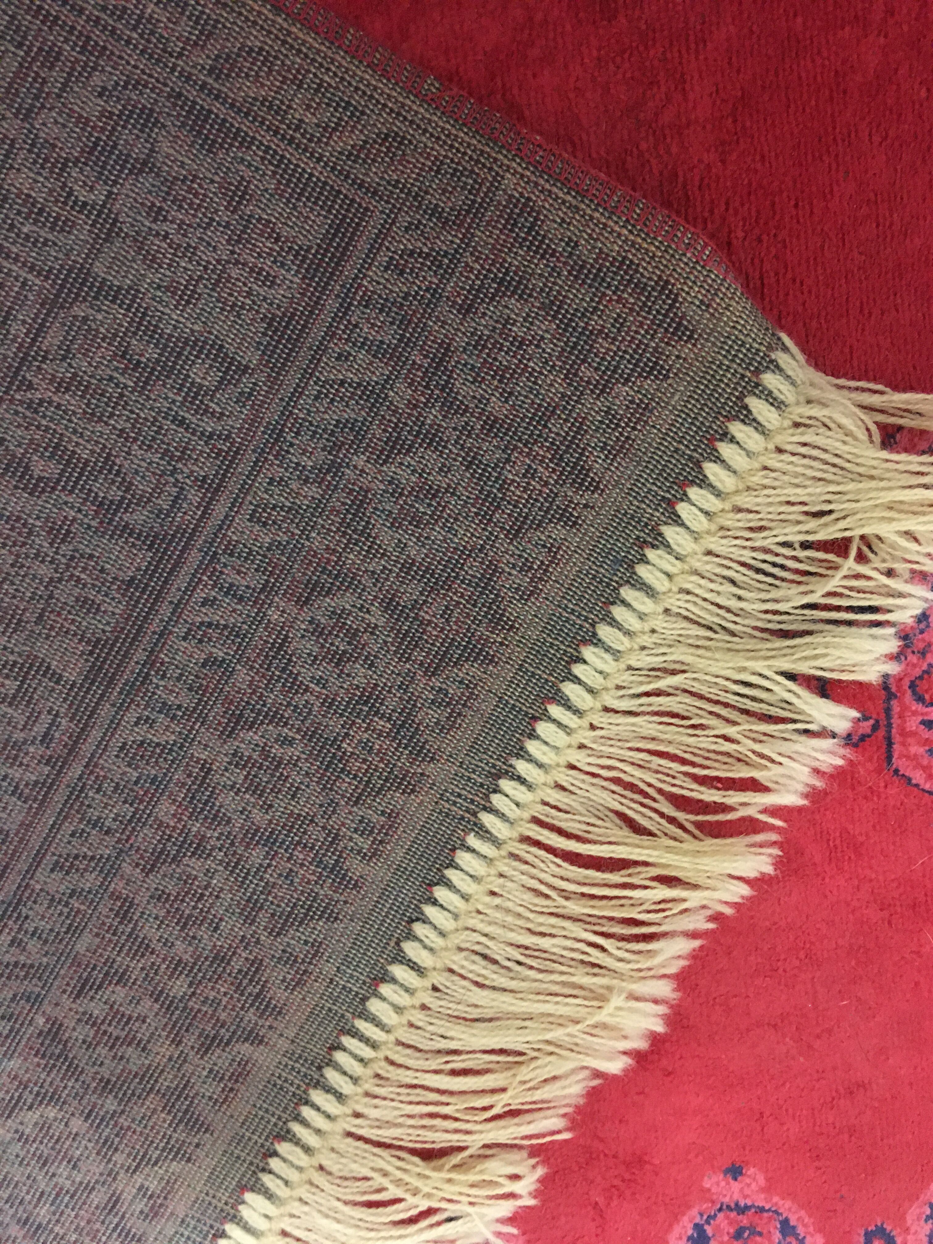 Oriental-inspired velvet rug 108 cm X 67, 5 cm.