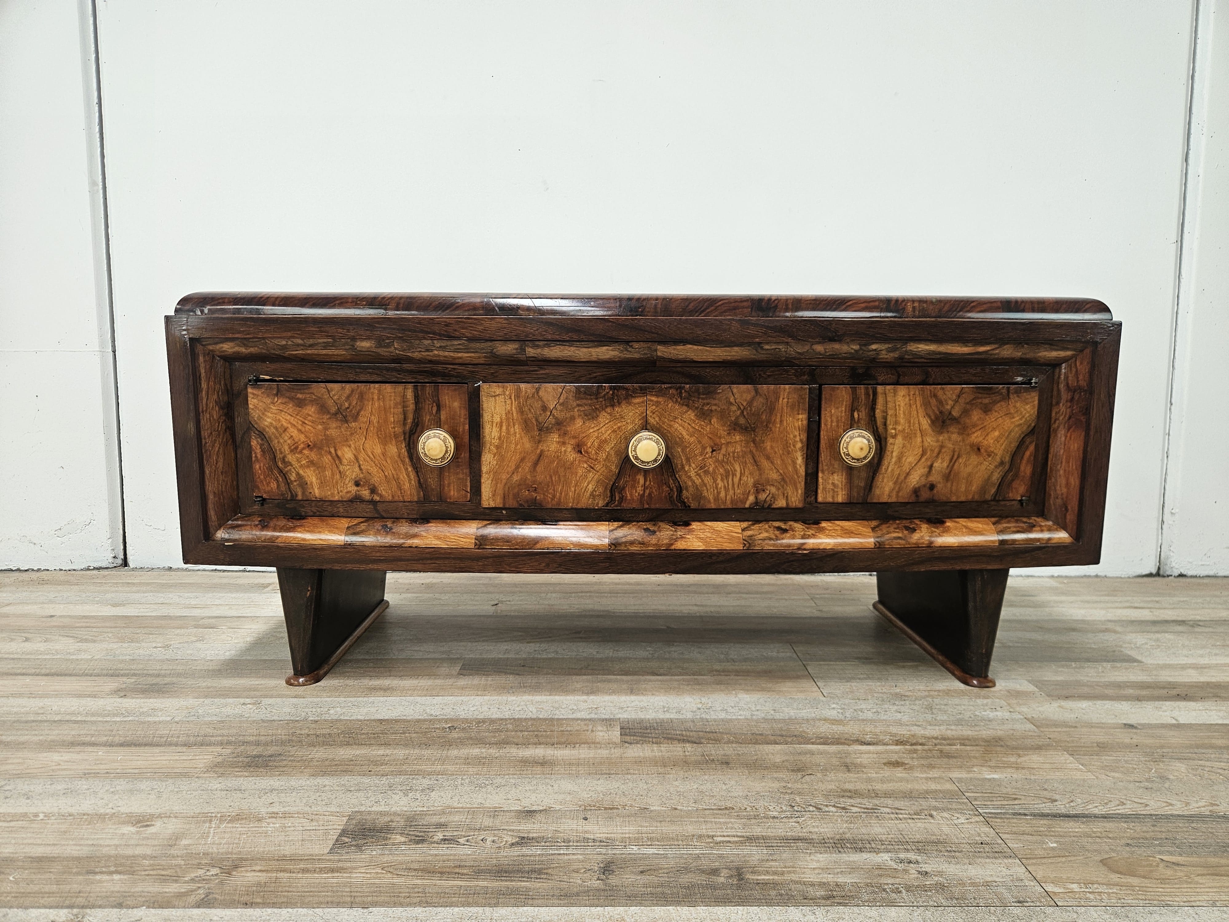 Tuscan Art Decò dressing table from the 1940s in walnut burl