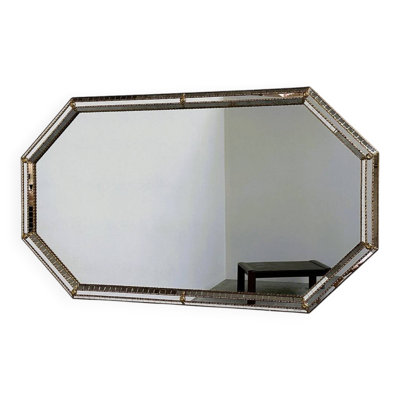 Grand miroir mural octogonal en métal doré espagnol et mosaïque biseautée, style Hollywood Regency.