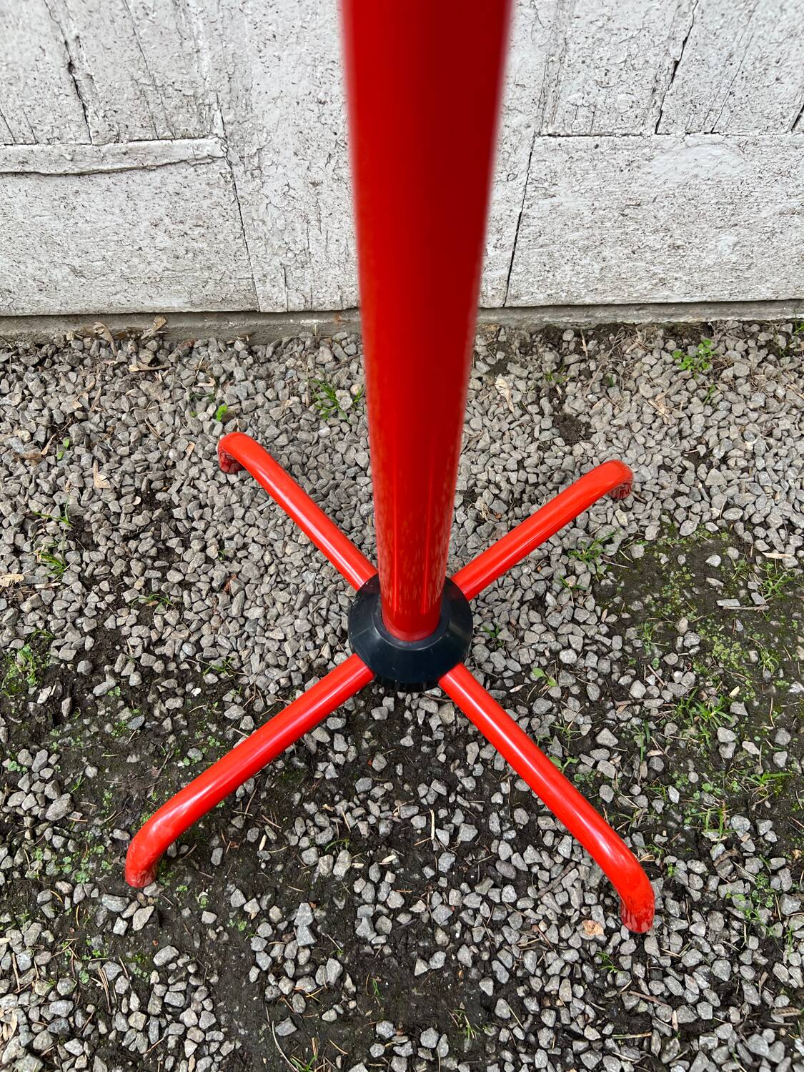 Black and red coat rack Italy 1980 Memphis design