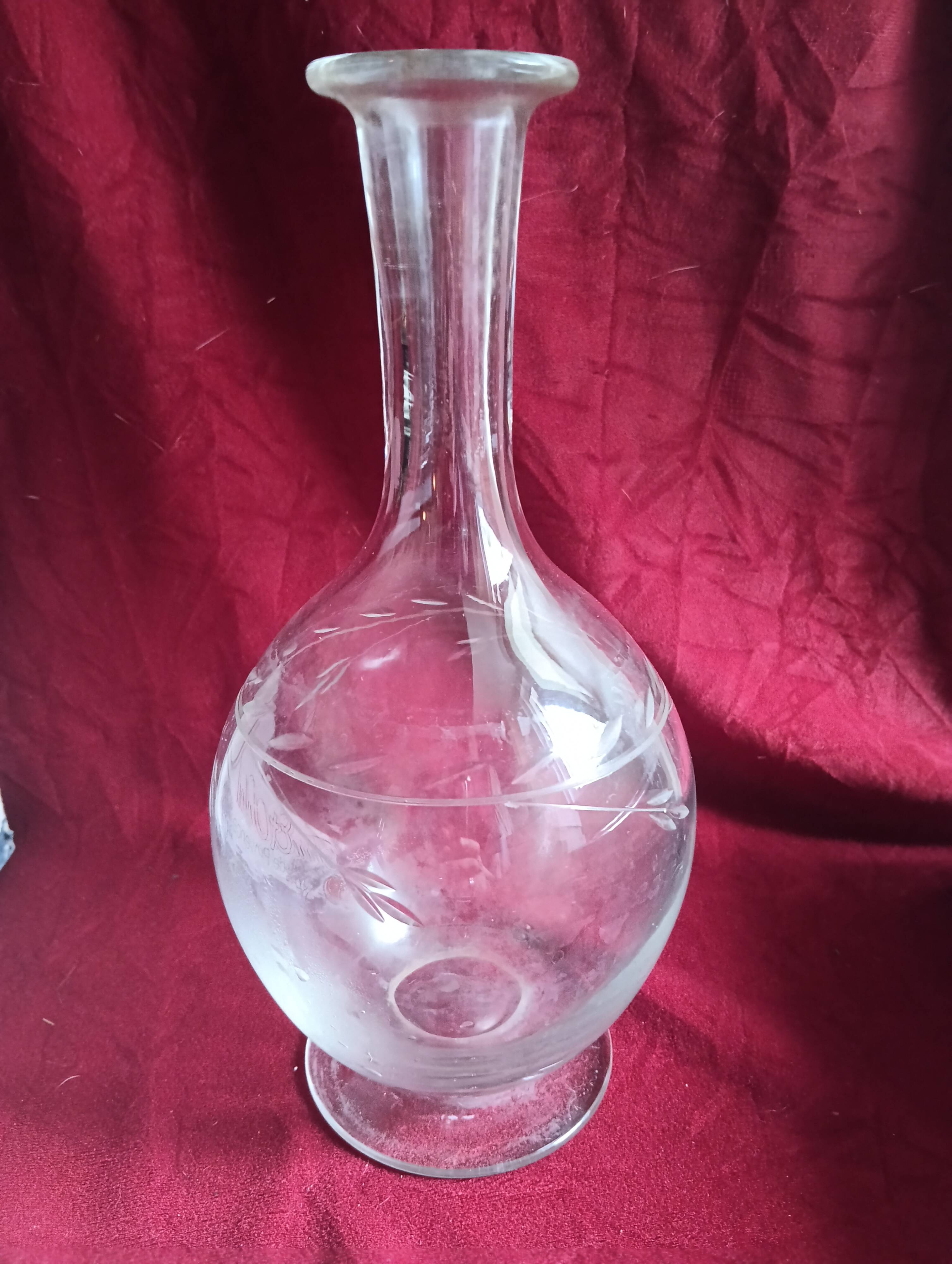 Carafe ancienne en verre grave