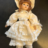 Poupée porcelaine