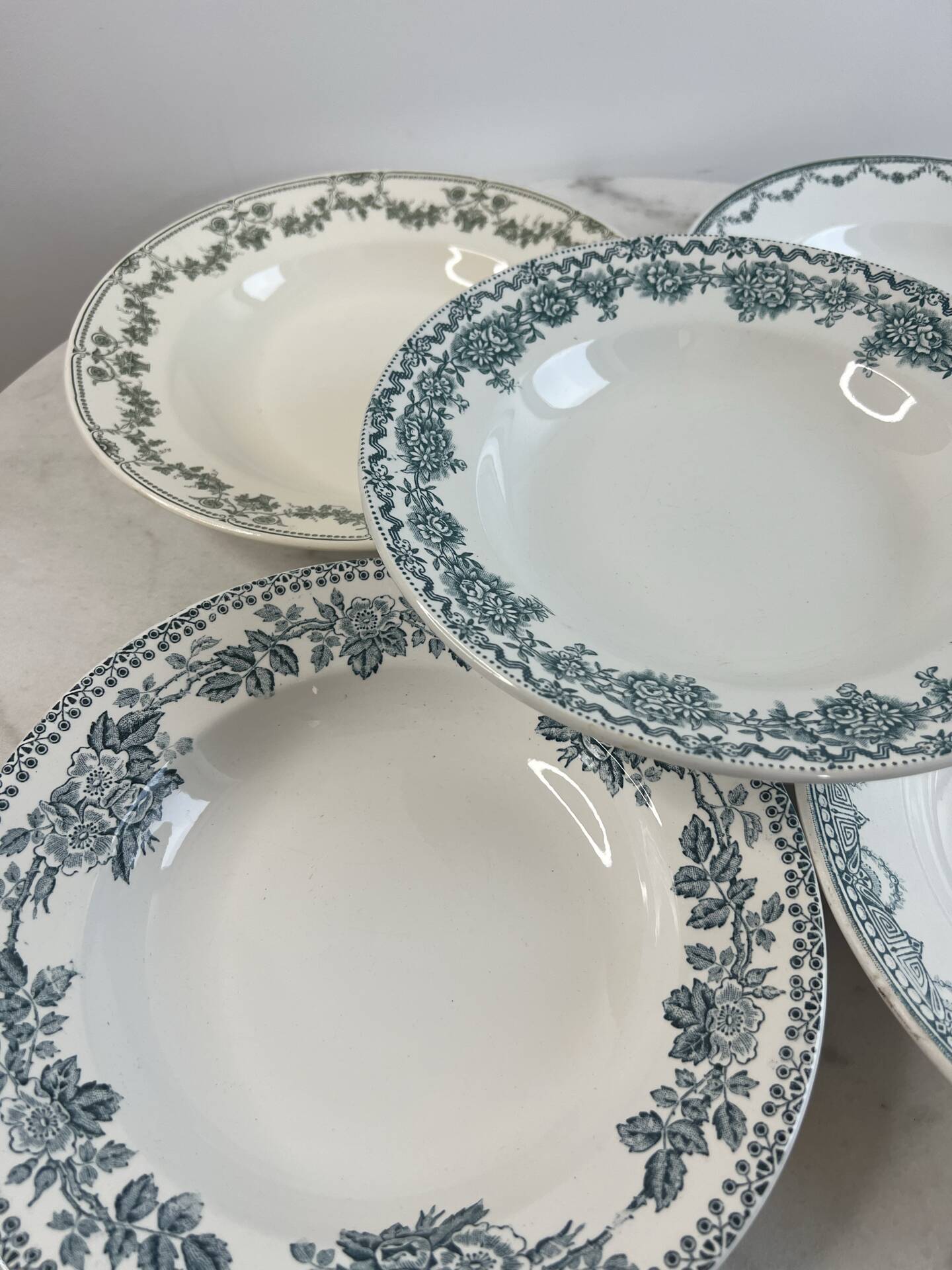Set of 5 mismatched deep plates in earthenware and stoneware.