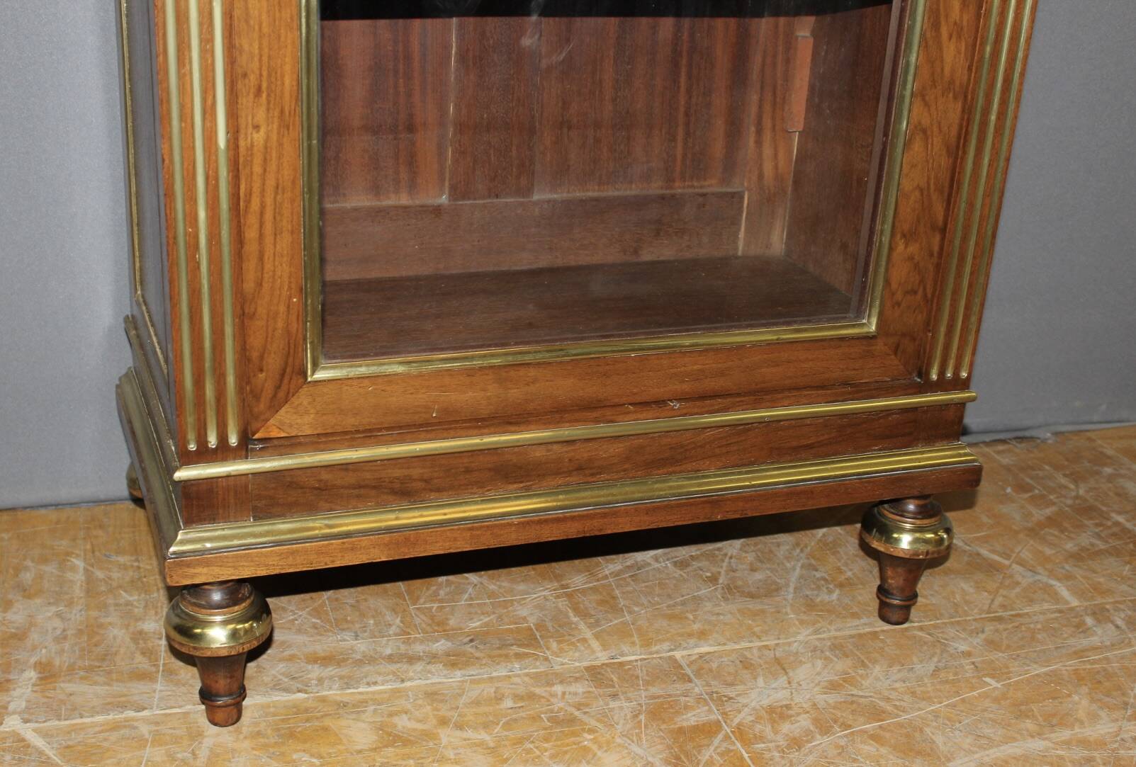 Vitrine de style Louis XVI en noyer XIX