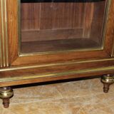 Vitrine de style Louis XVI en noyer XIX