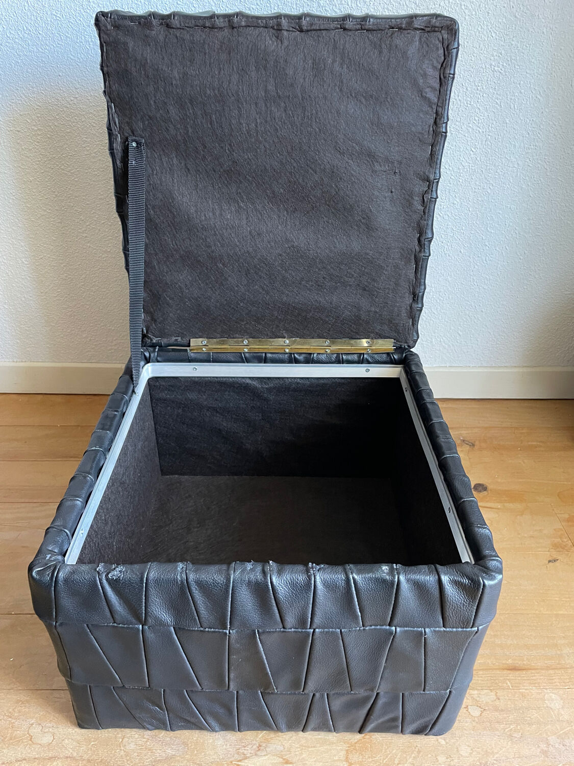 Black leather chest ottoman from Sède
