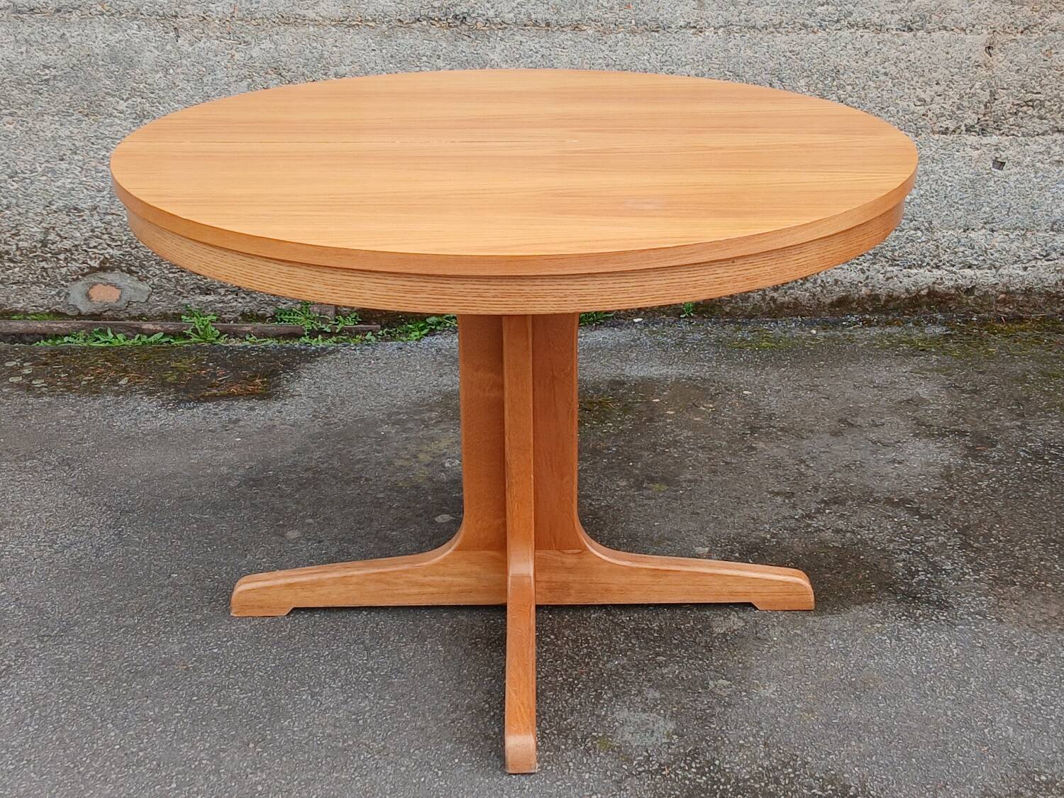 Extendable round table in elm