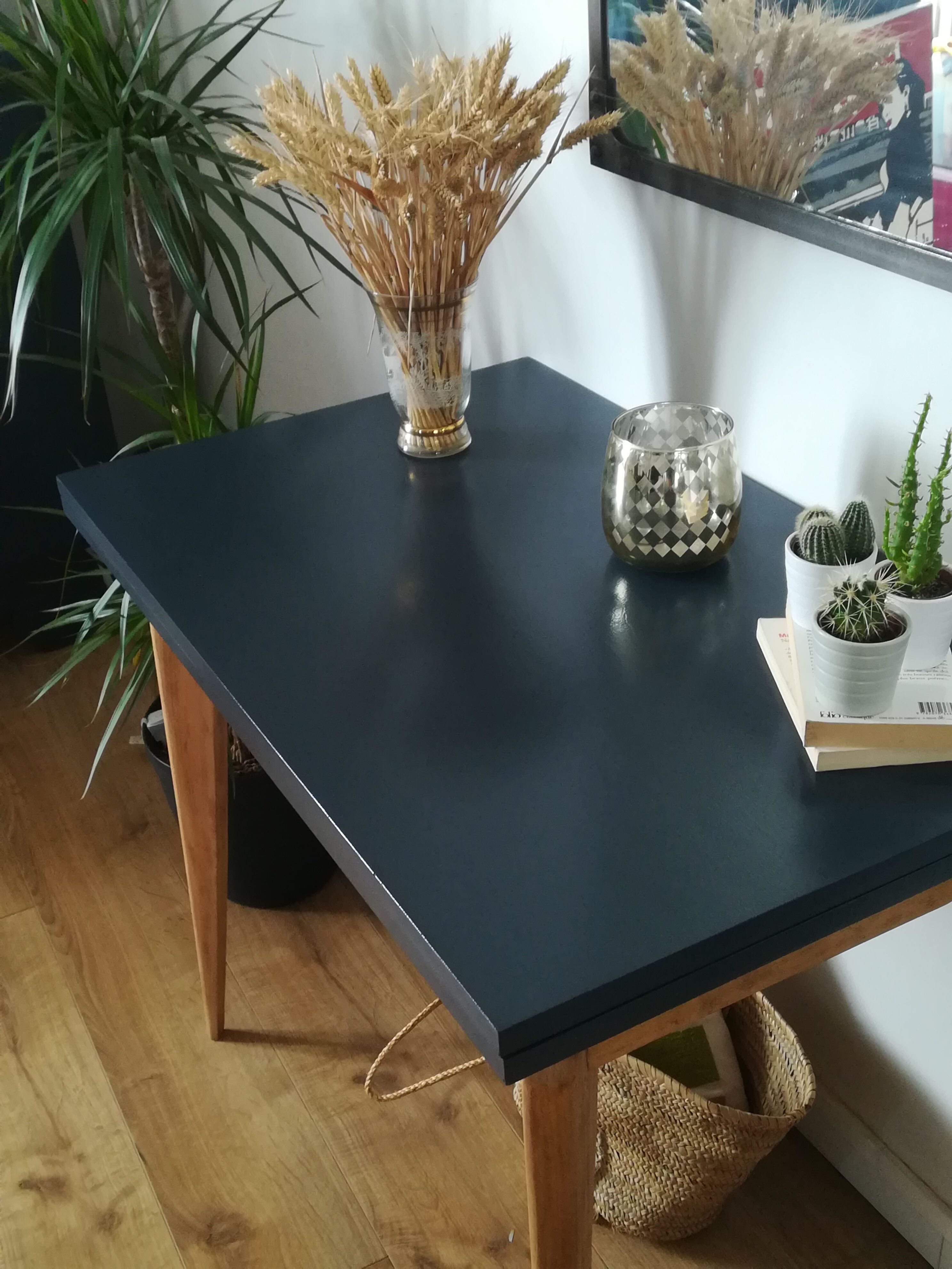 Vintage wallet table